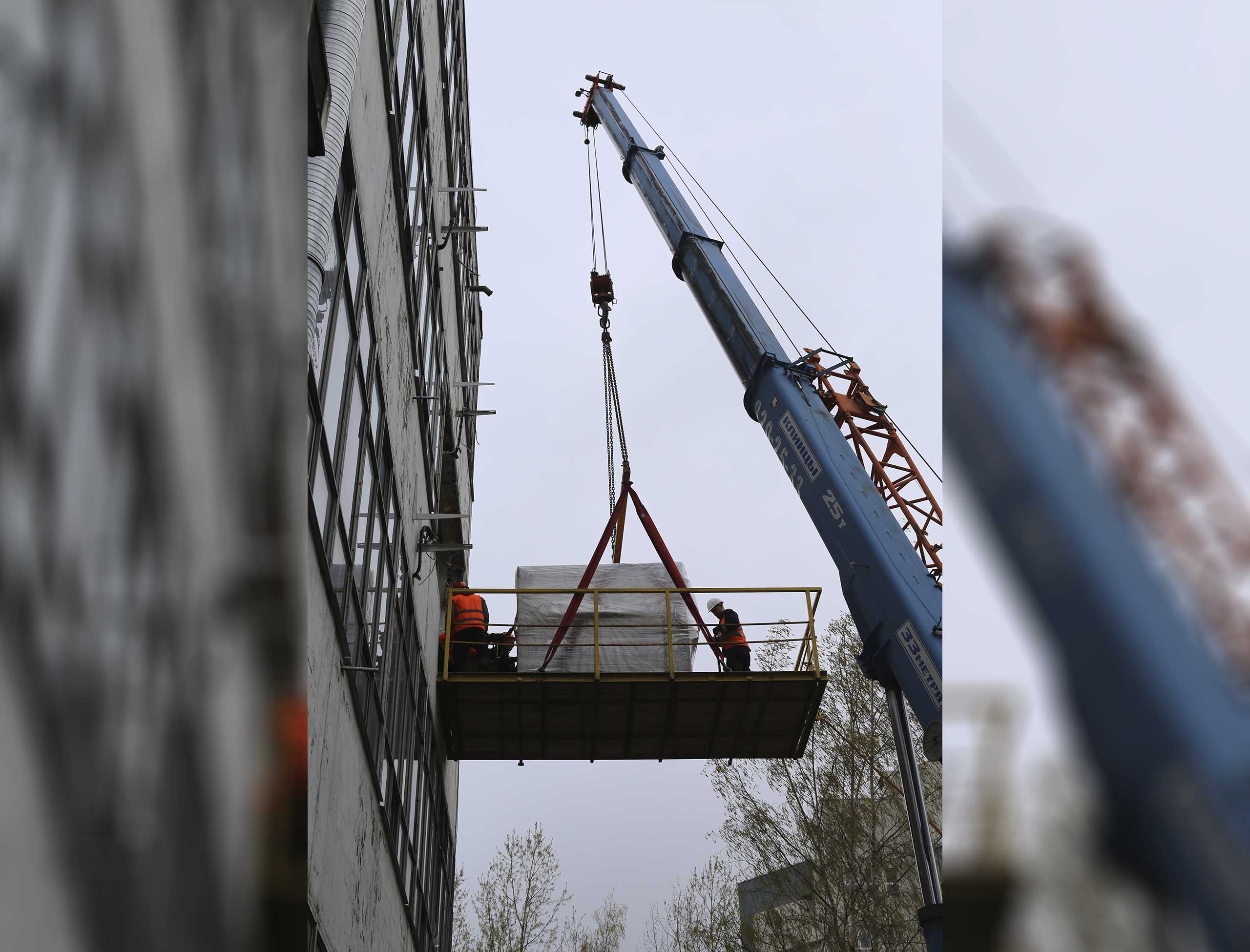 Фото Перевозка и спуск производственного оборудования при помощи подвесной платформы #3