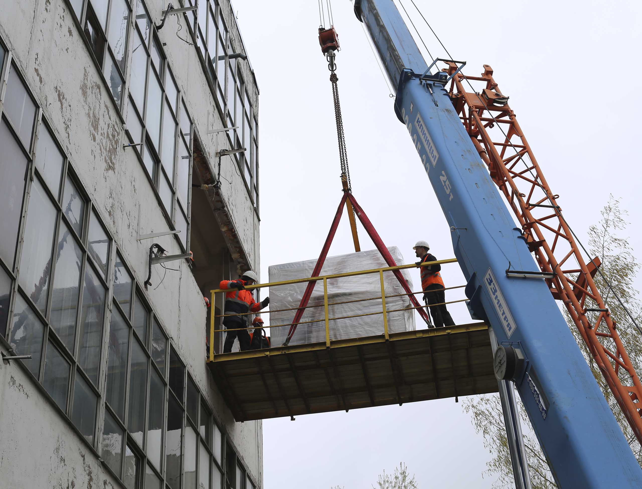 Фото Перевозка и спуск производственного оборудования при помощи подвесной платформы #4