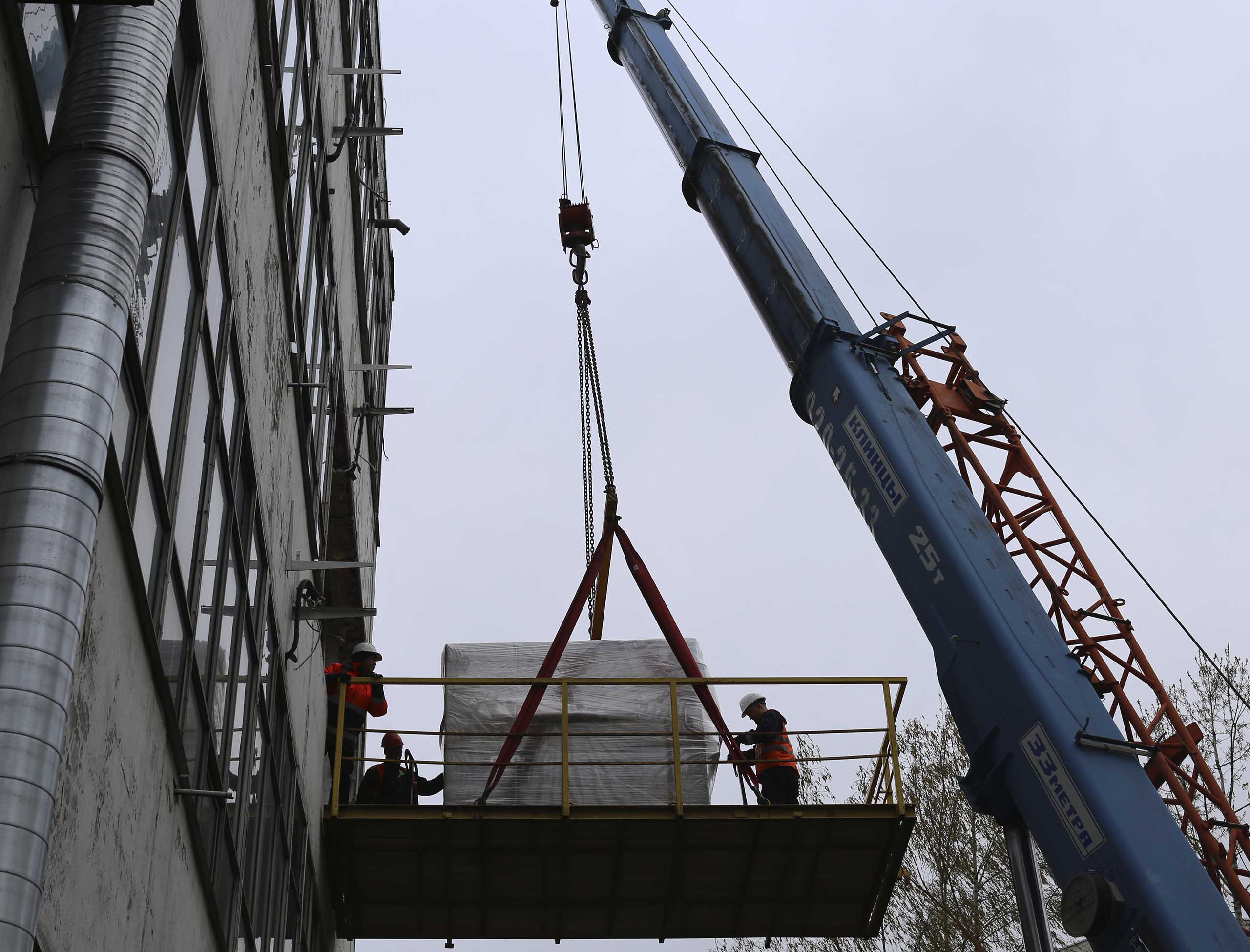 Фото Перевозка и спуск производственного оборудования при помощи подвесной платформы #6