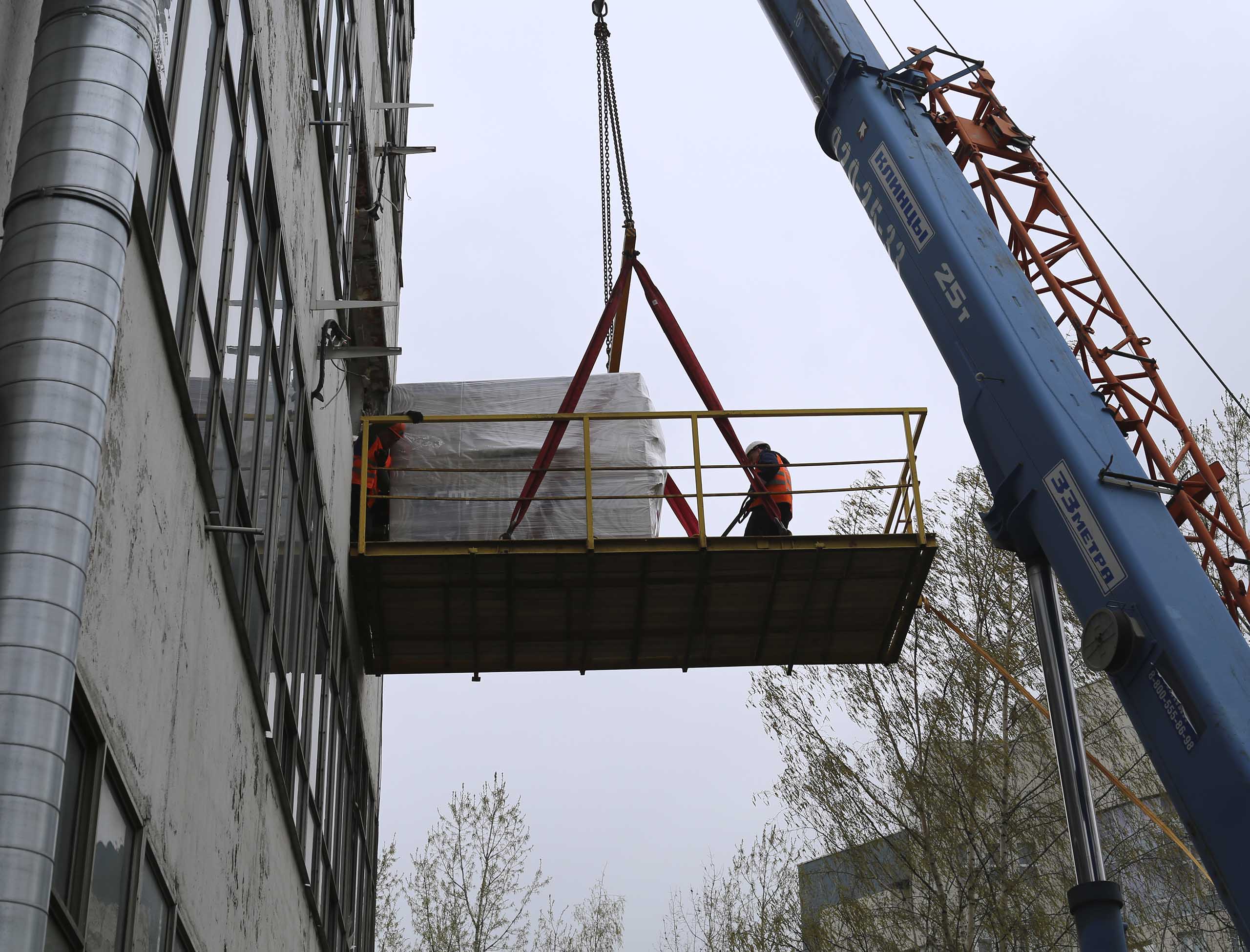 Фото Перевозка и спуск производственного оборудования при помощи подвесной платформы #8