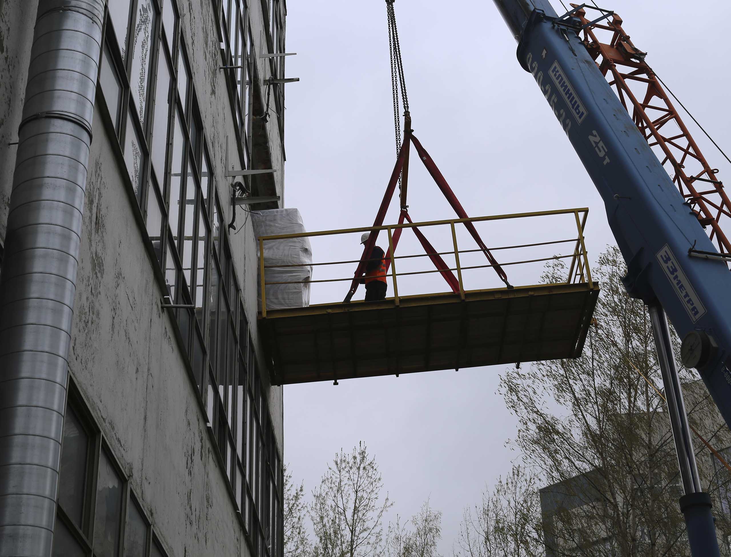 Фото Перевозка и спуск производственного оборудования при помощи подвесной платформы #10