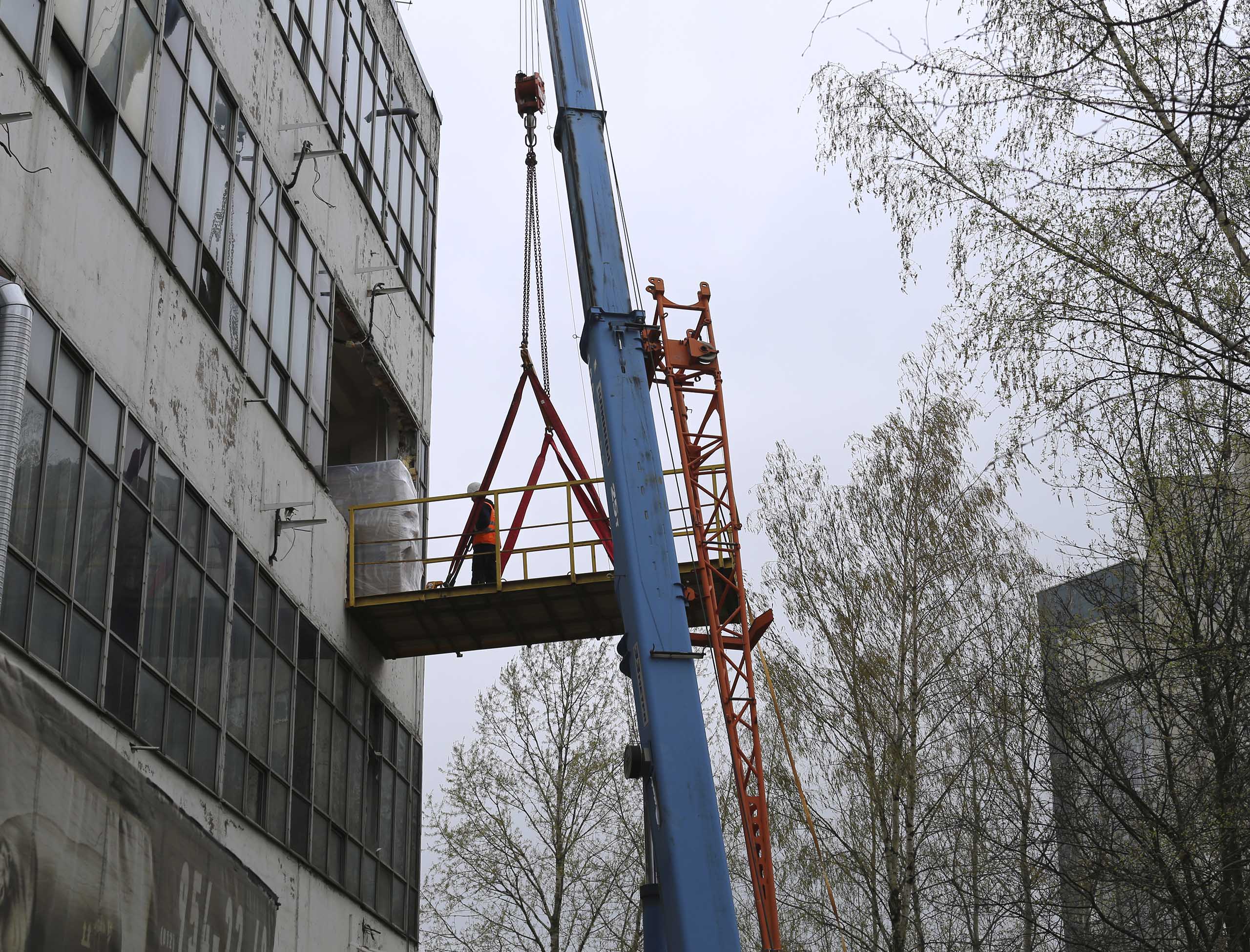 Фото Перевозка и спуск производственного оборудования при помощи подвесной платформы #12