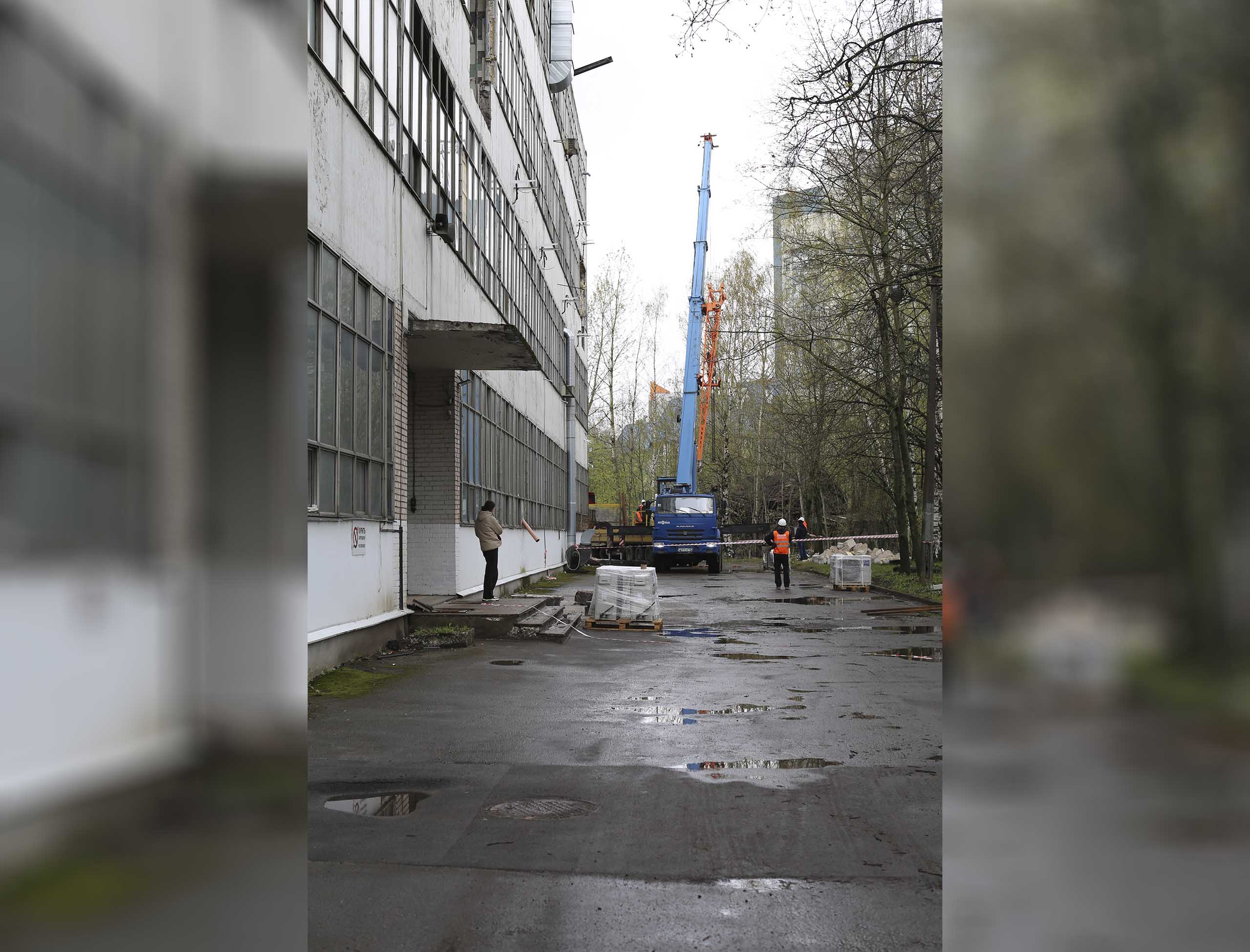 Фото Перевозка и спуск производственного оборудования при помощи подвесной платформы #15