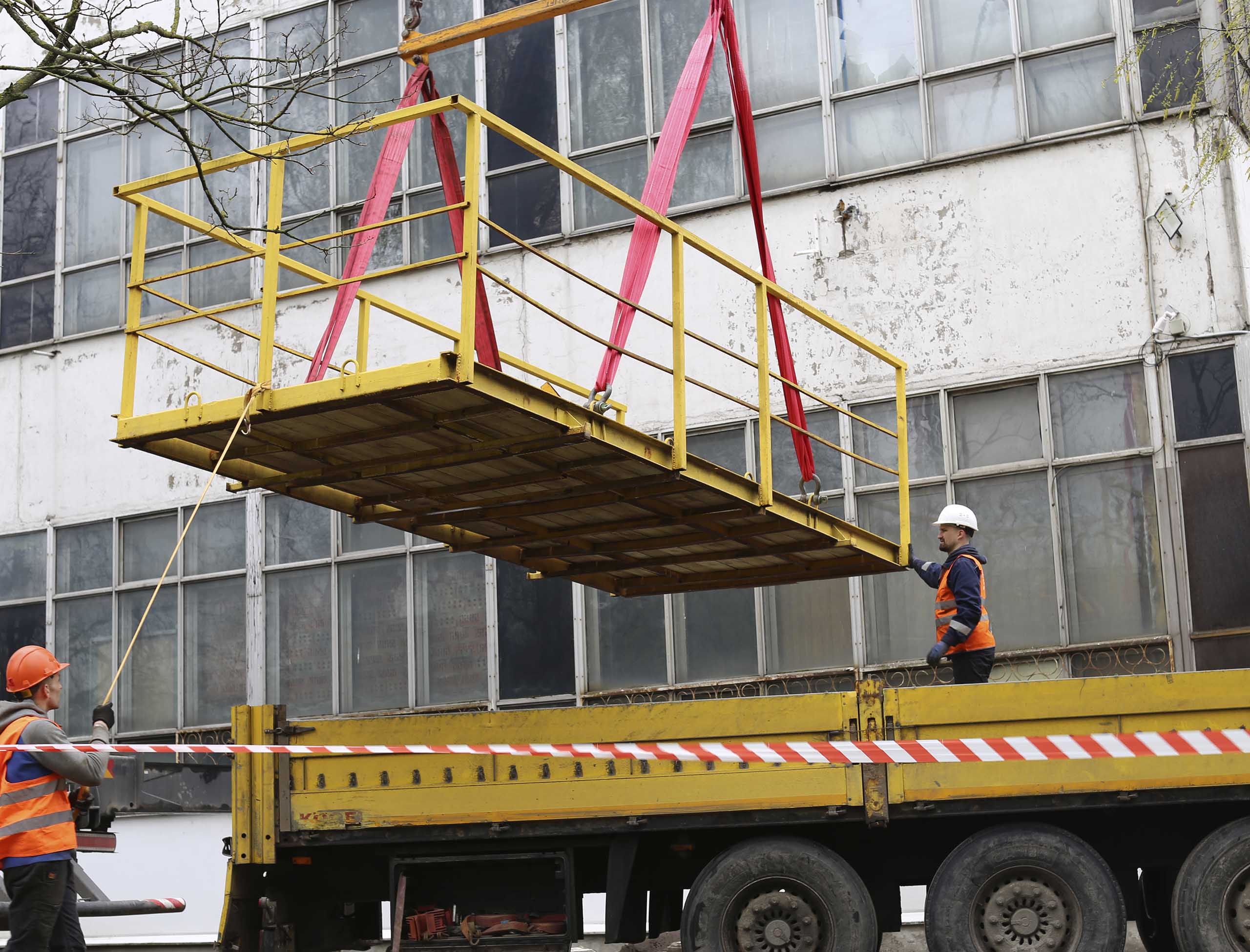 Фото Перевозка и спуск производственного оборудования при помощи подвесной платформы #18