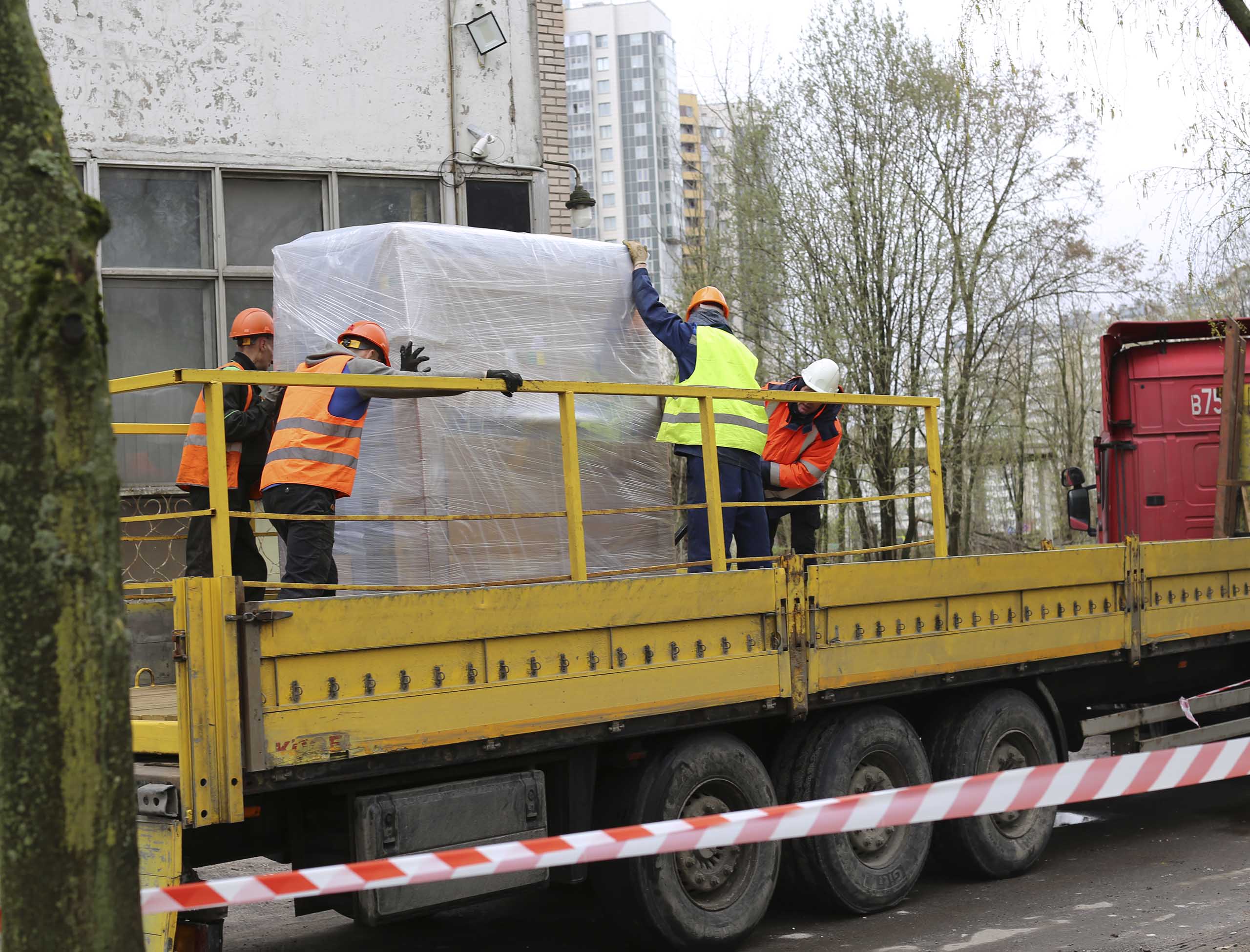 Фото Перевозка и спуск производственного оборудования при помощи подвесной платформы #24