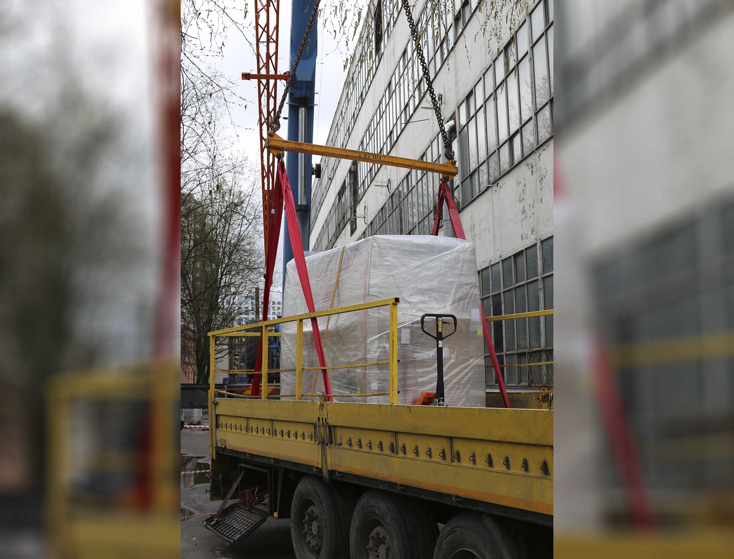 Фото Перевозка и спуск производственного оборудования при помощи подвесной платформы #26