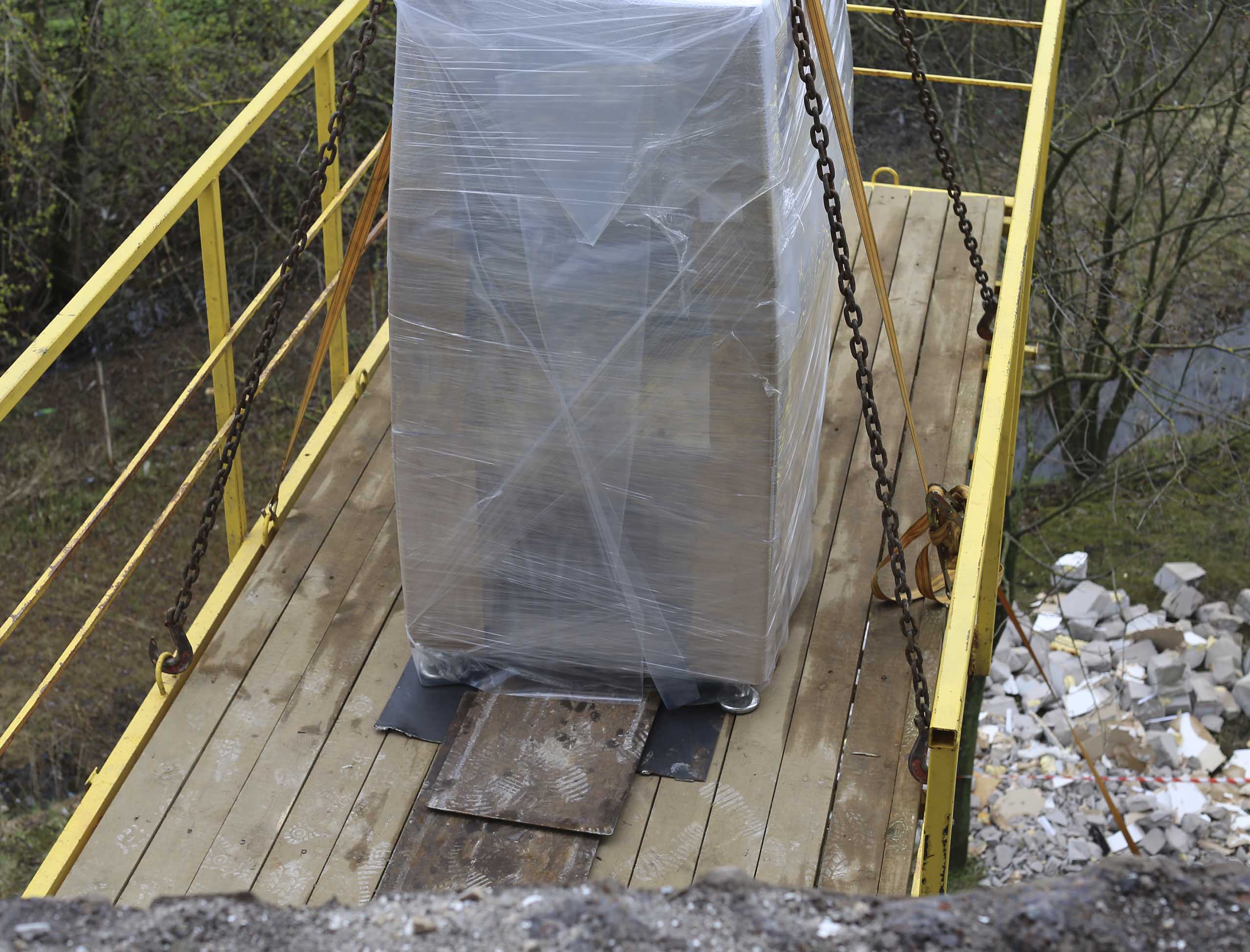 Фото Перевозка и спуск производственного оборудования при помощи подвесной платформы #31