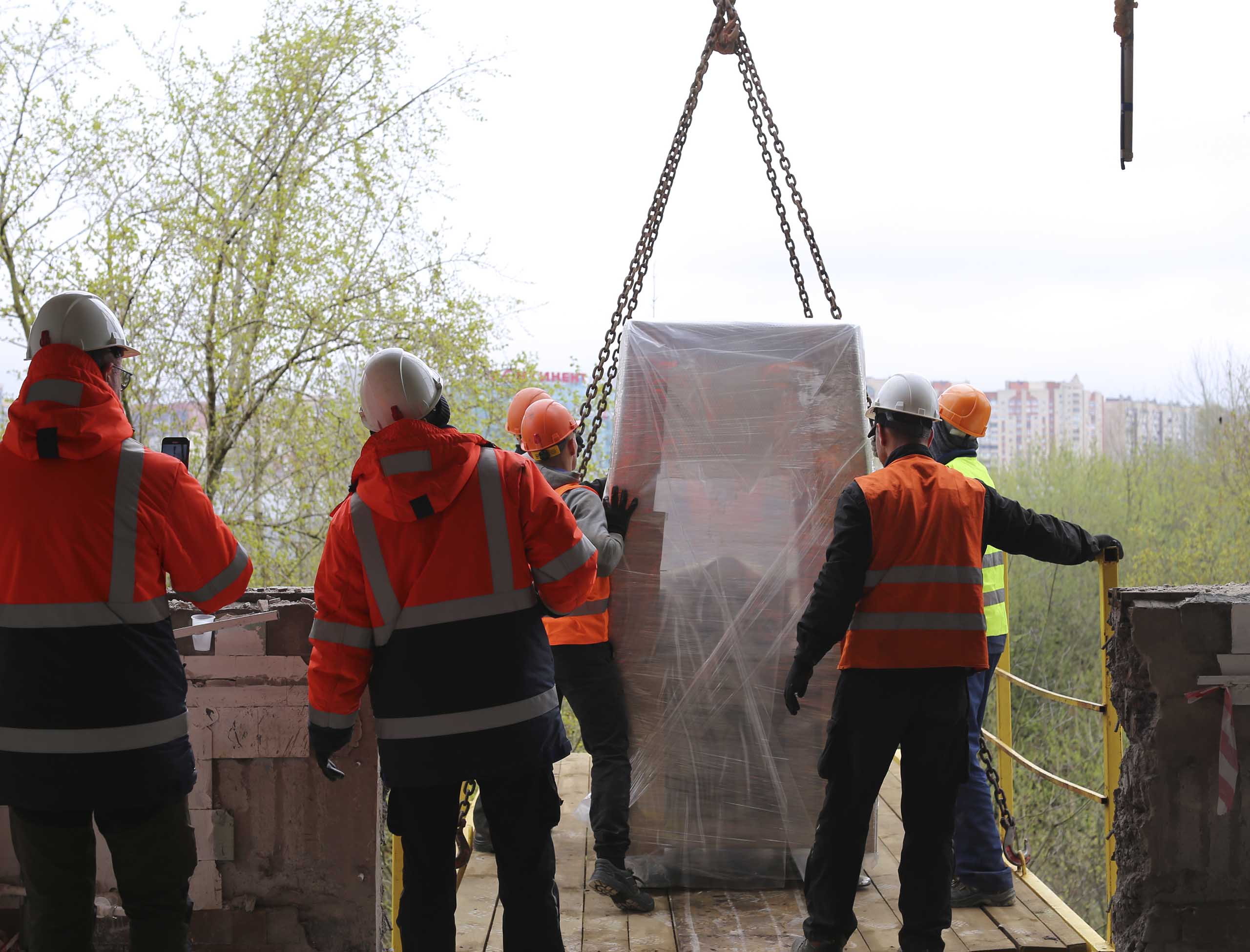 Фото Перевозка и спуск производственного оборудования при помощи подвесной платформы #38