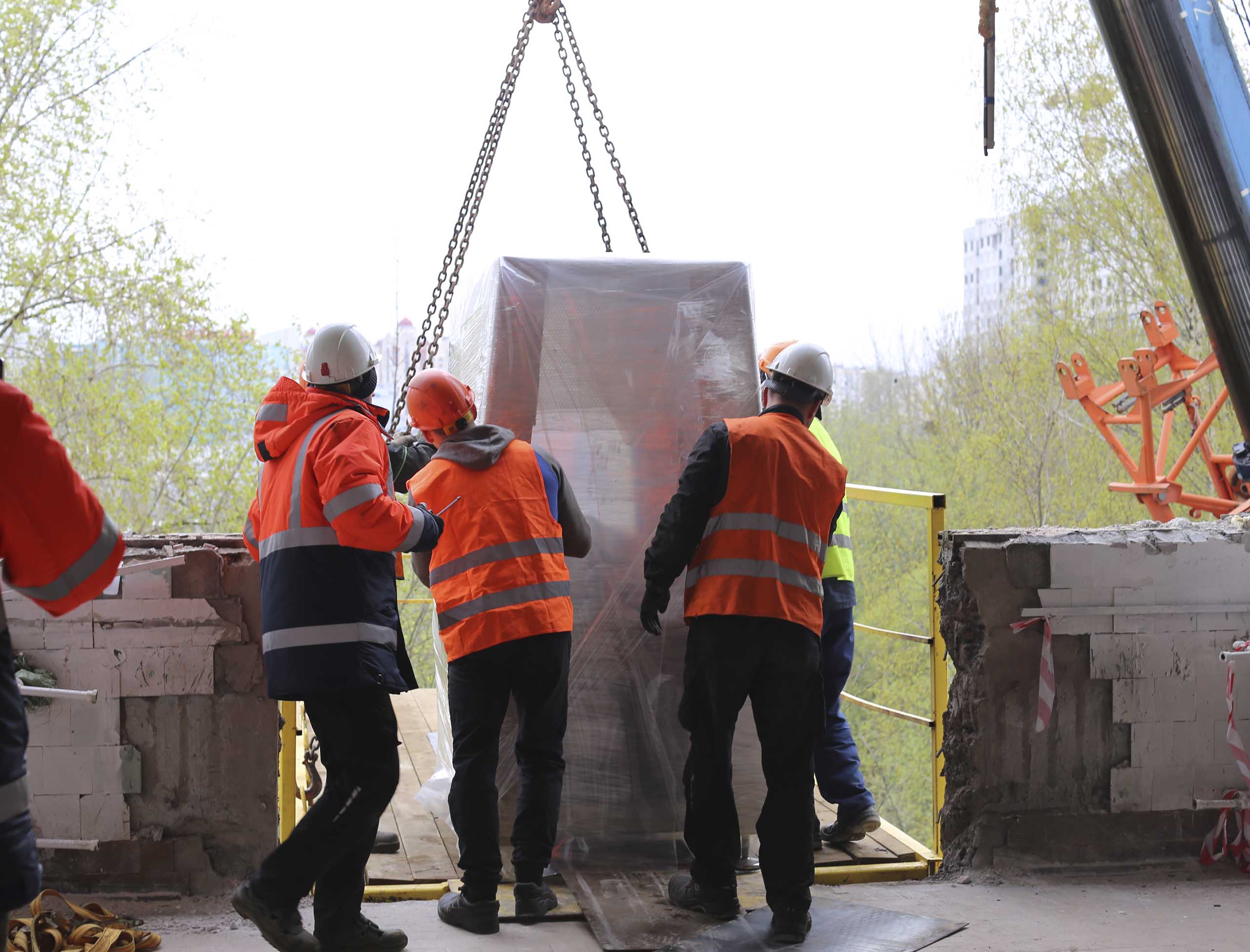 Фото Перевозка и спуск производственного оборудования при помощи подвесной платформы #40