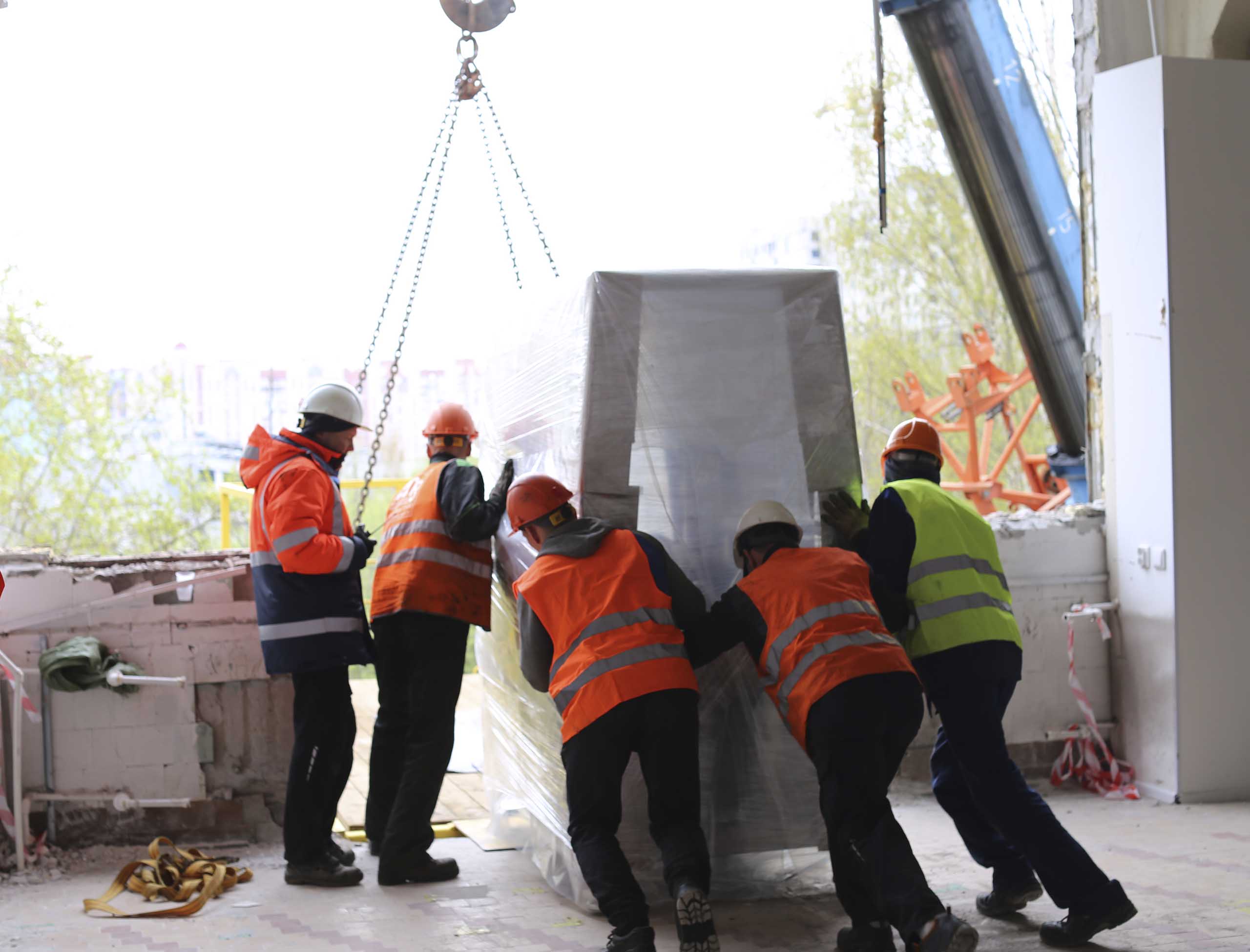 Фото Перевозка и спуск производственного оборудования при помощи подвесной платформы #41