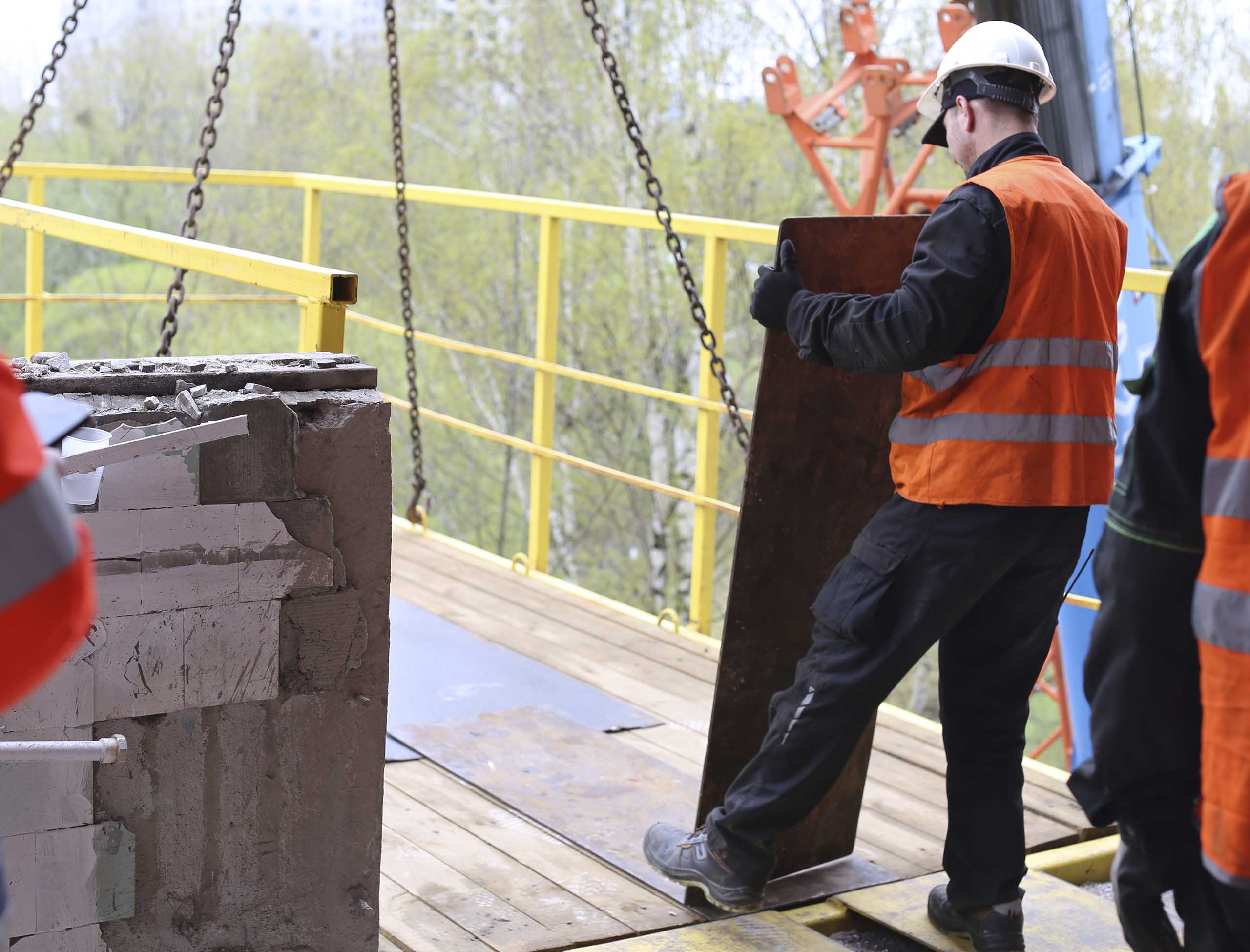 Фото Перевозка и спуск производственного оборудования при помощи подвесной платформы #44