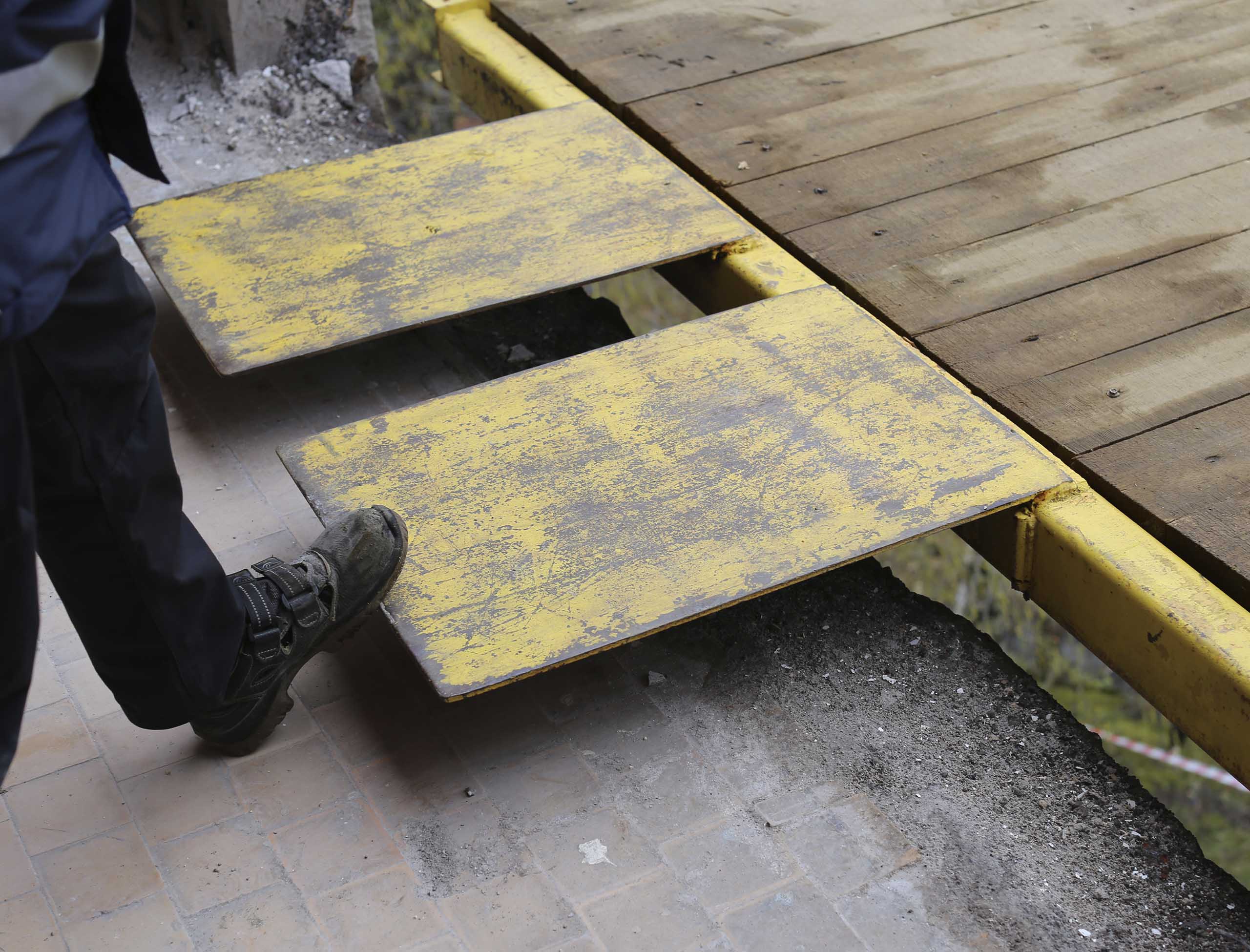 Фото Перевозка и спуск производственного оборудования при помощи подвесной платформы #46