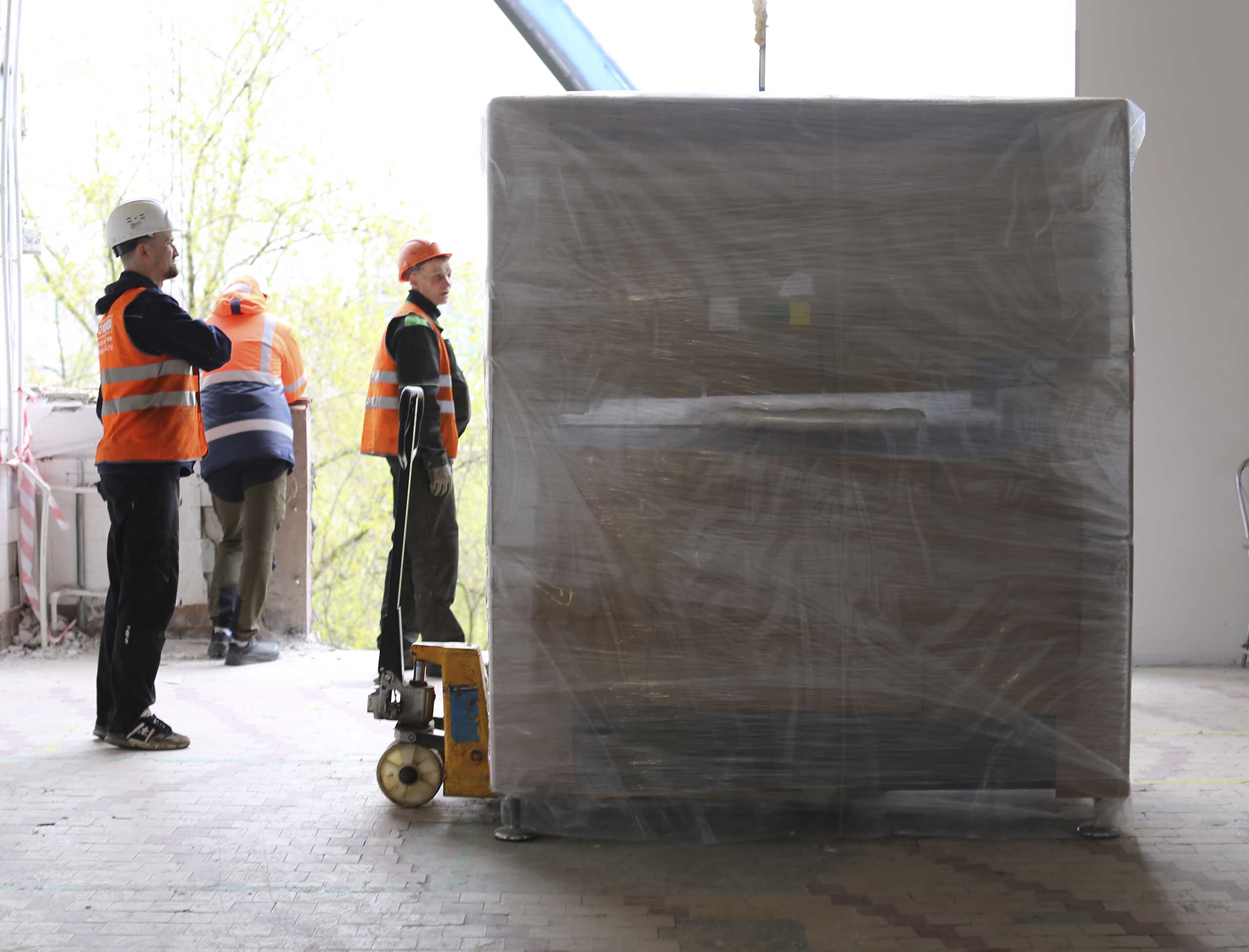 Фото Перевозка и спуск производственного оборудования при помощи подвесной платформы #52