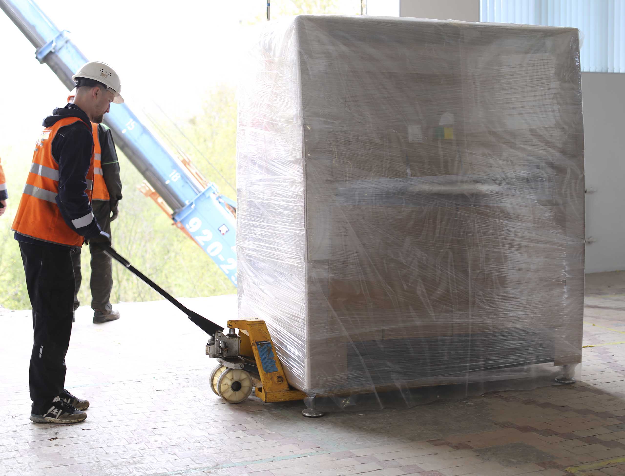 Фото Перевозка и спуск производственного оборудования при помощи подвесной платформы #53