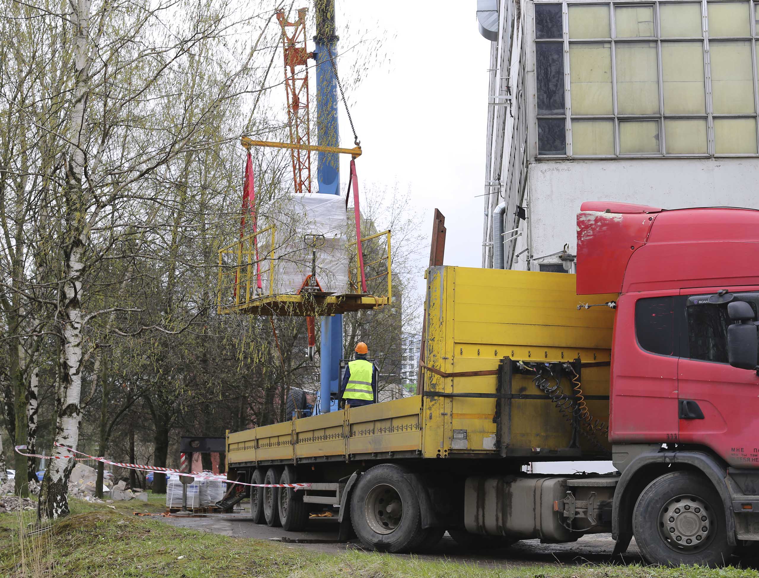 Фото Перевозка и спуск производственного оборудования при помощи подвесной платформы #65