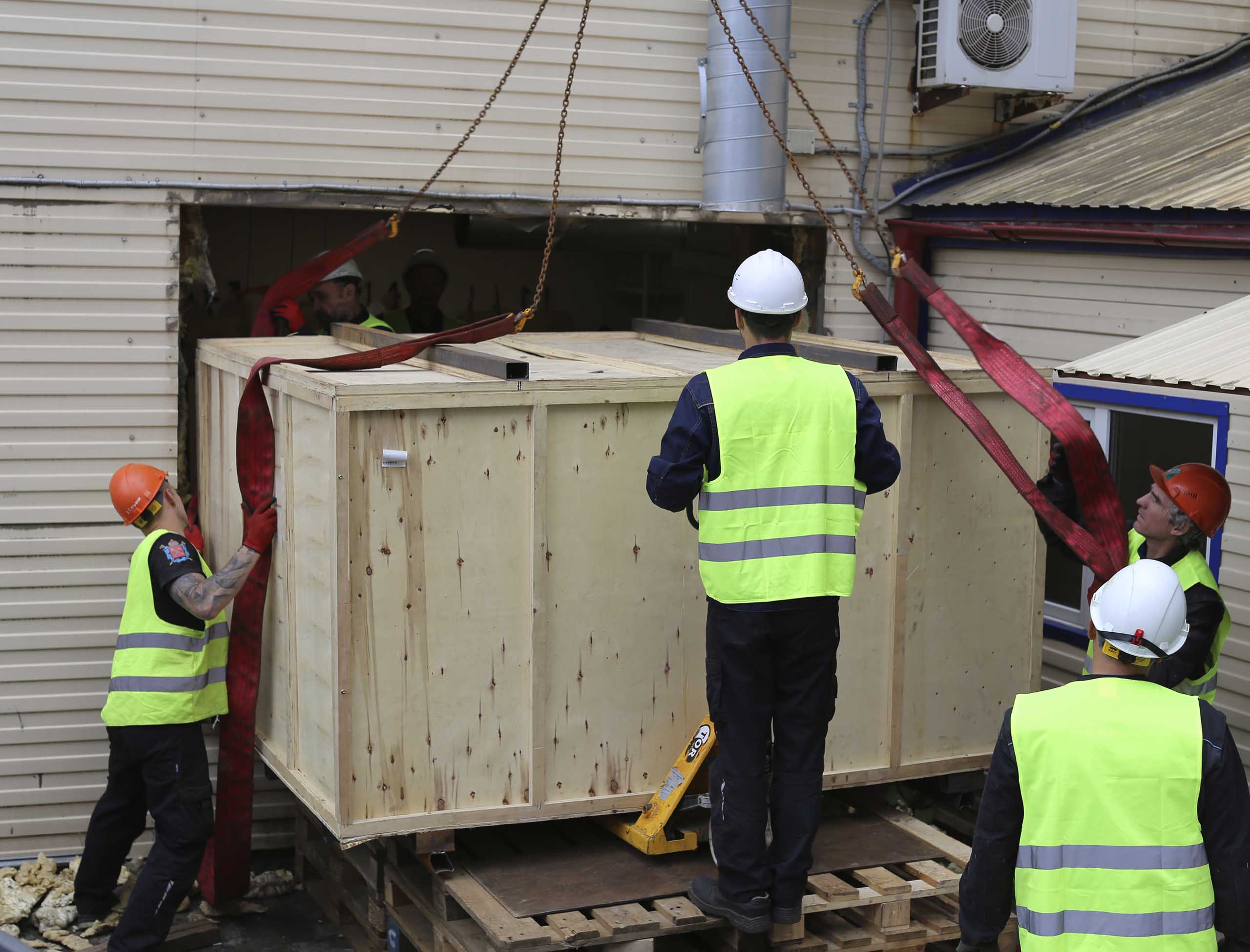 Фото Доставка с разгрузкой и подачей оборудования в технологический проем для типографии #1