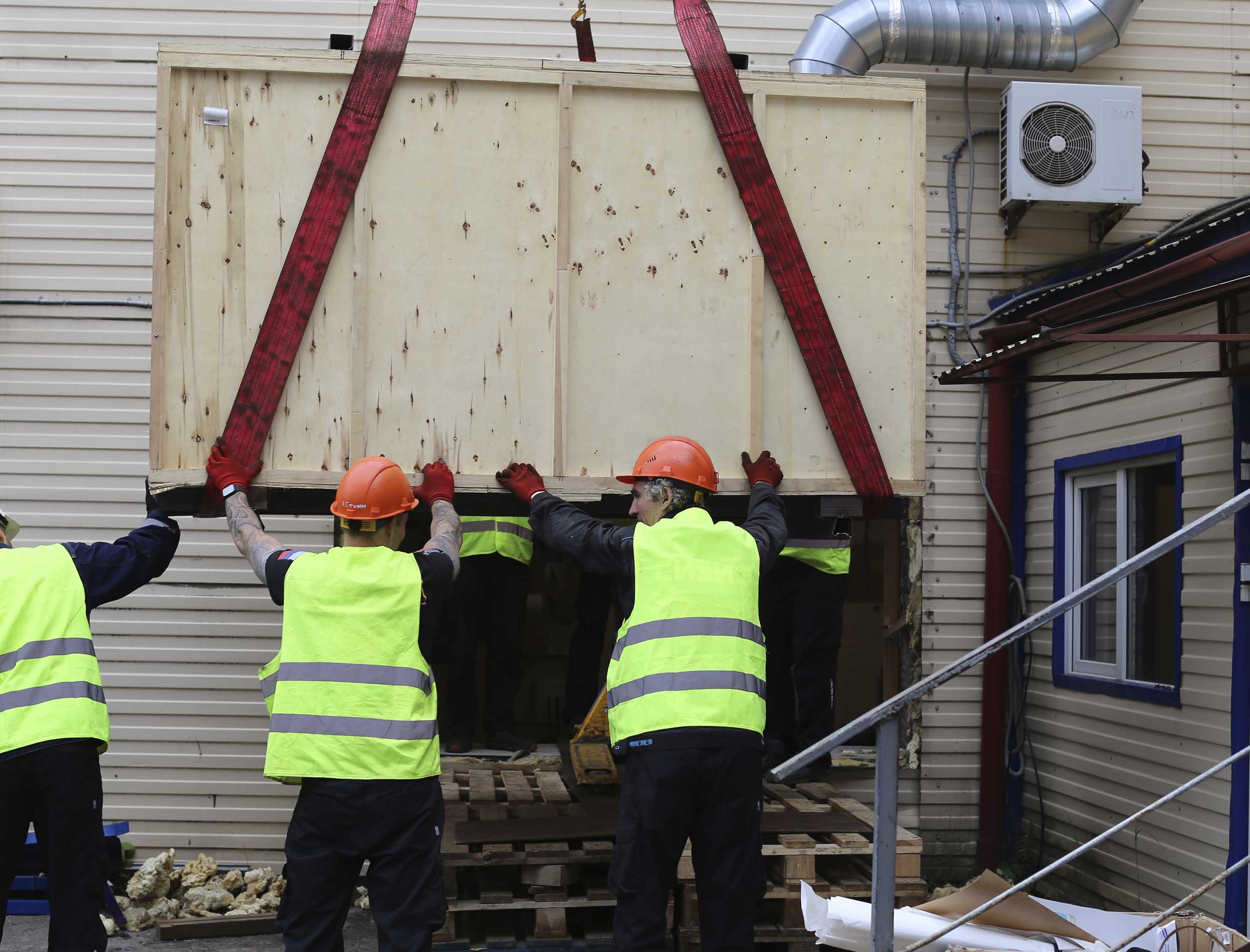 Фото Доставка с разгрузкой и подачей оборудования в технологический проем для типографии #10