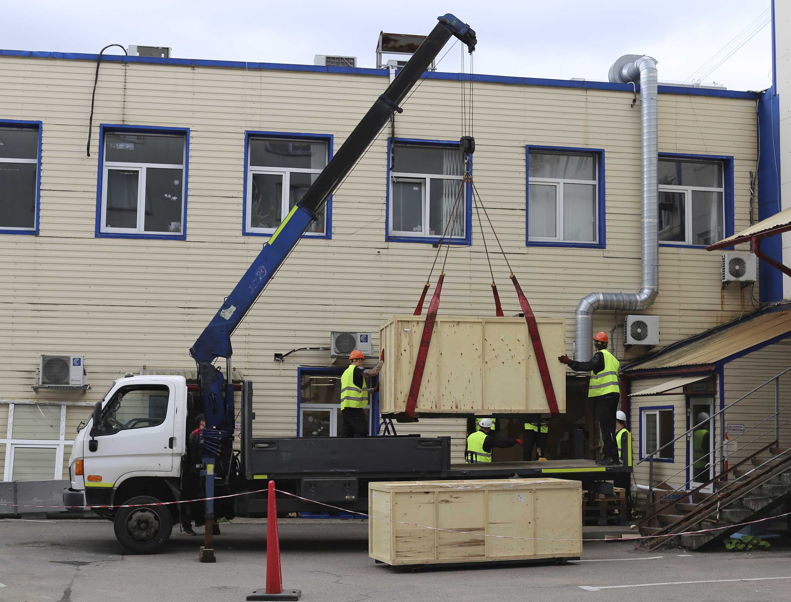 Фото Доставка с разгрузкой и подачей оборудования в технологический проем для типографии #12