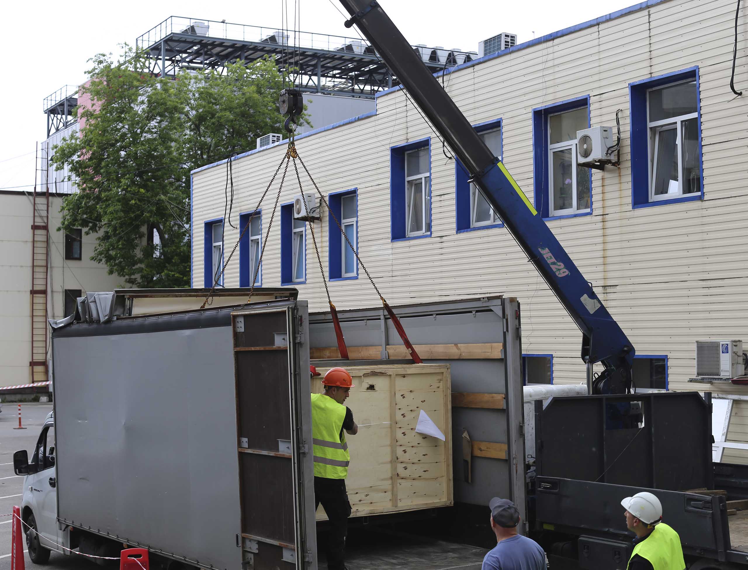 Фото Доставка с разгрузкой и подачей оборудования в технологический проем для типографии #22