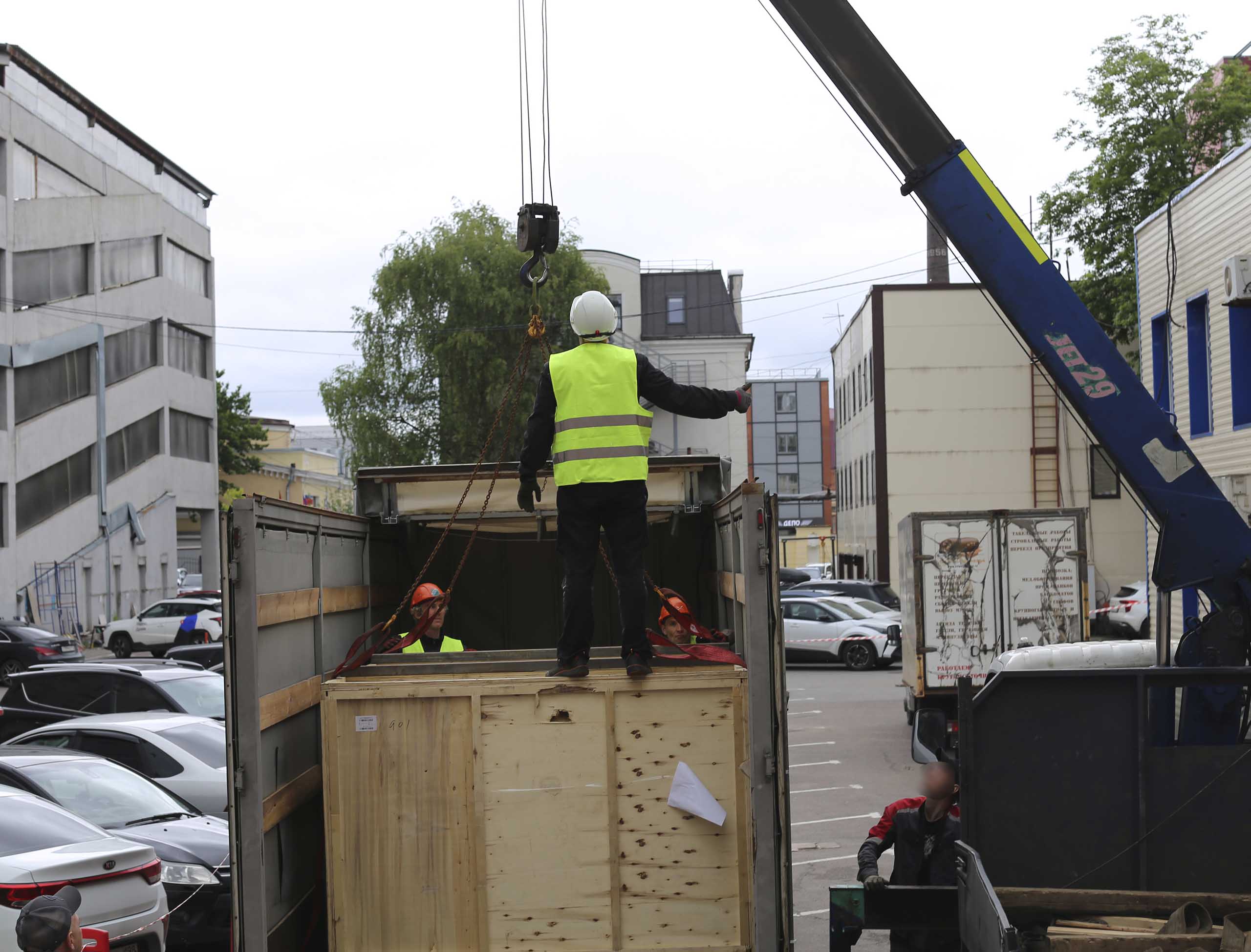 Фото Доставка с разгрузкой и подачей оборудования в технологический проем для типографии #23