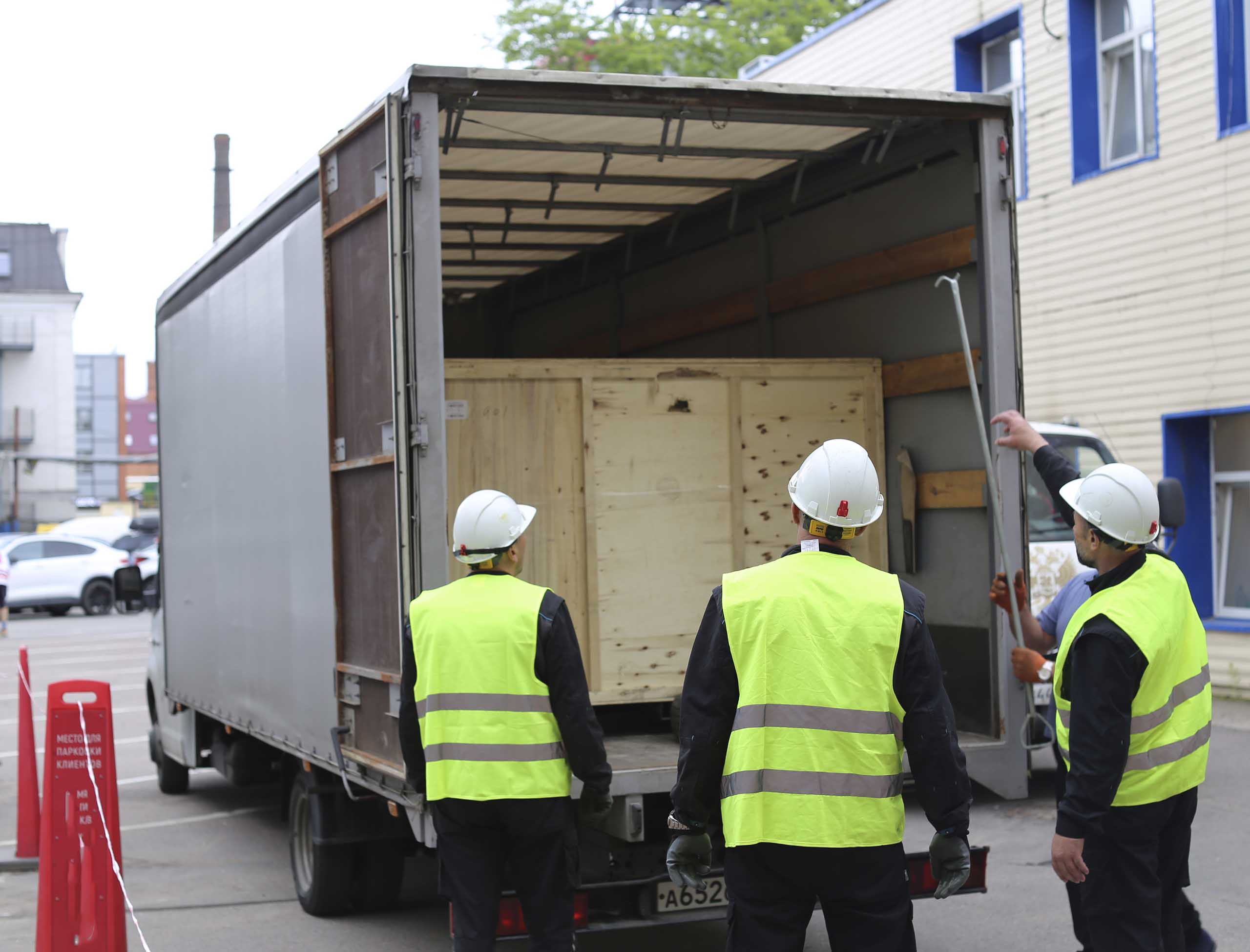 Фото Доставка с разгрузкой и подачей оборудования в технологический проем для типографии #24