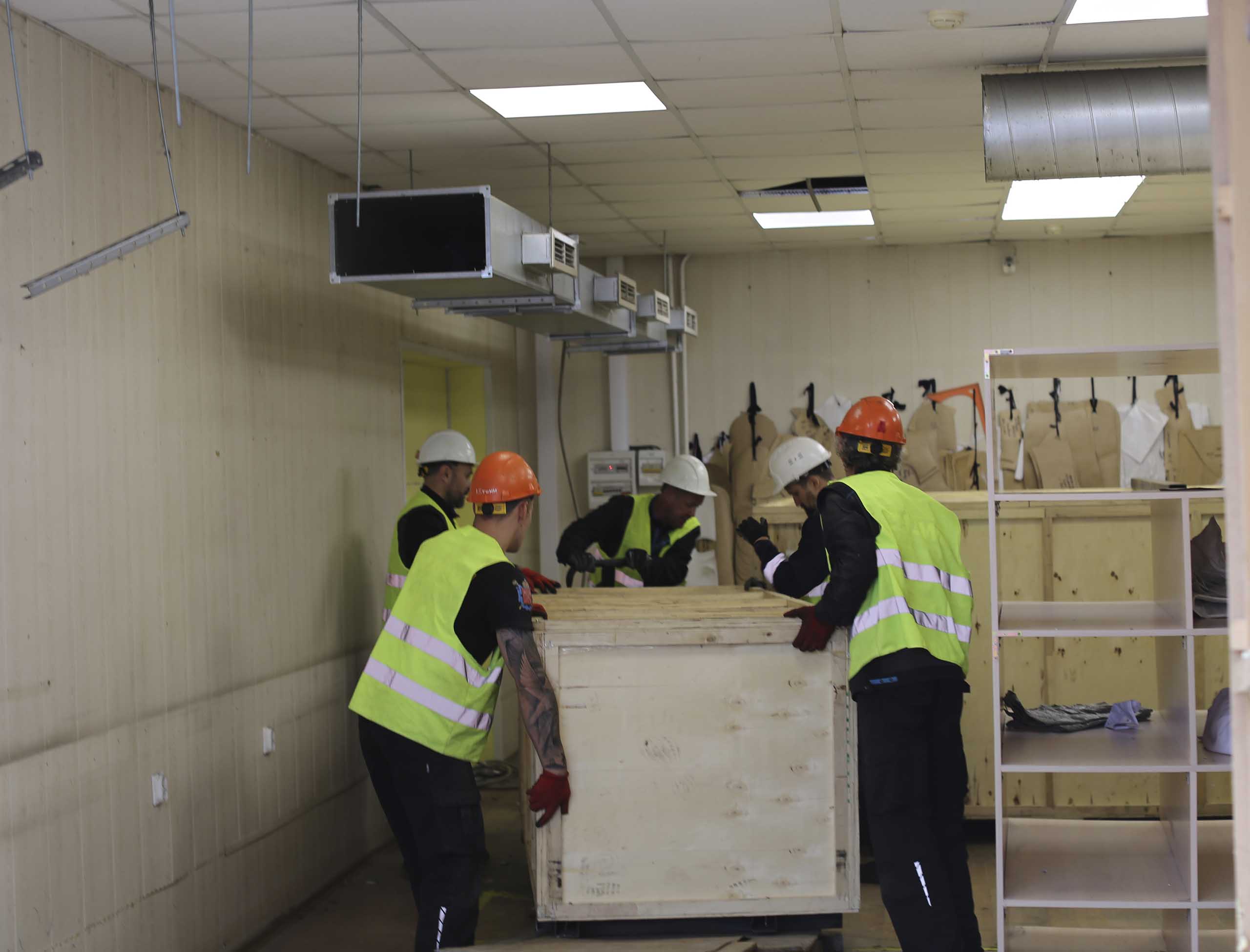 Фото Доставка с разгрузкой и подачей оборудования в технологический проем для типографии #26