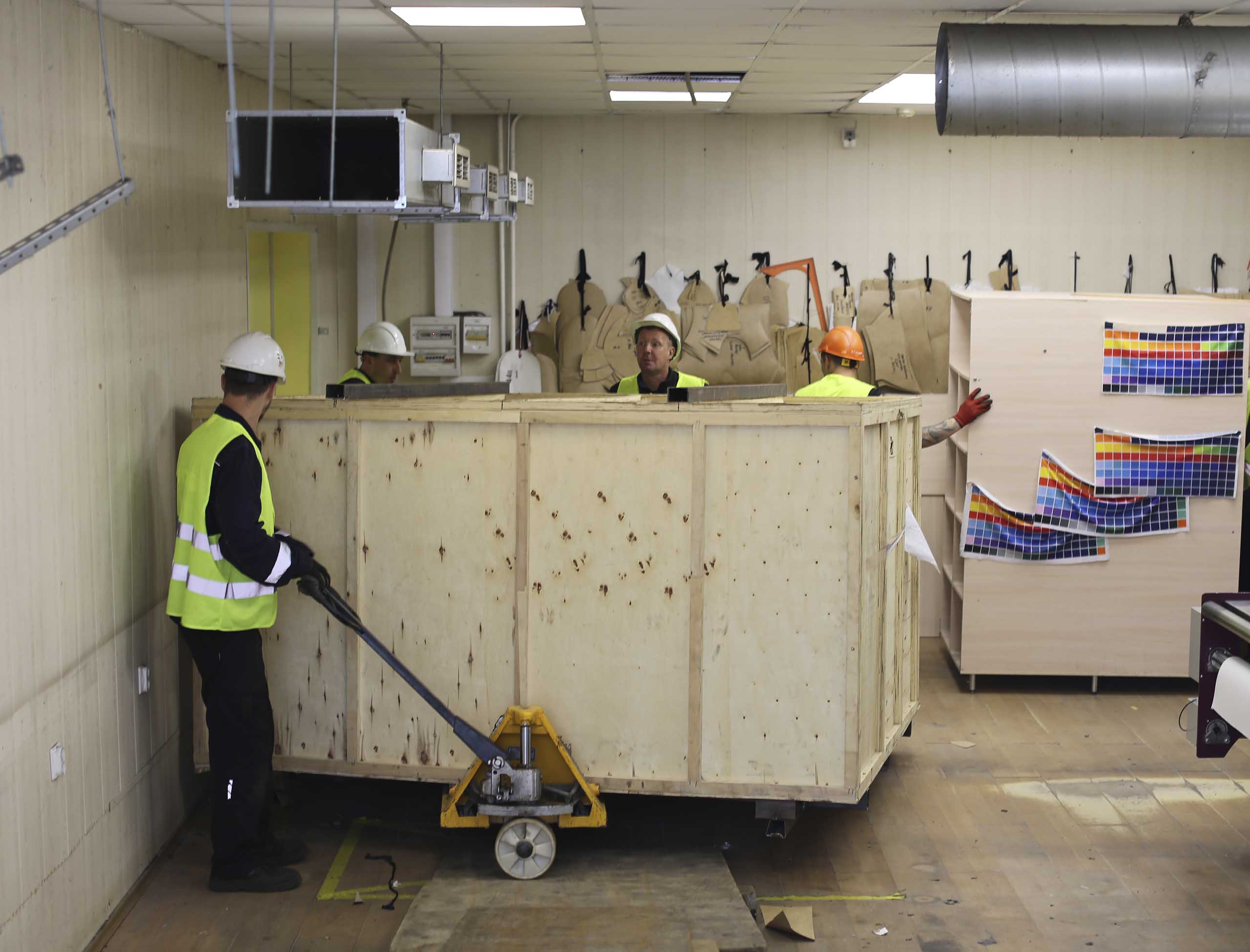 Фото Доставка с разгрузкой и подачей оборудования в технологический проем для типографии #34