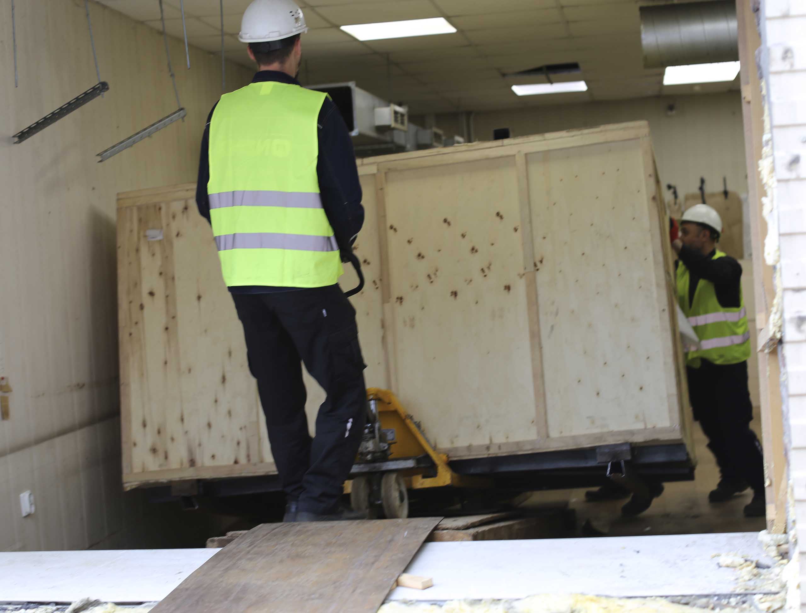 Фото Доставка с разгрузкой и подачей оборудования в технологический проем для типографии #36