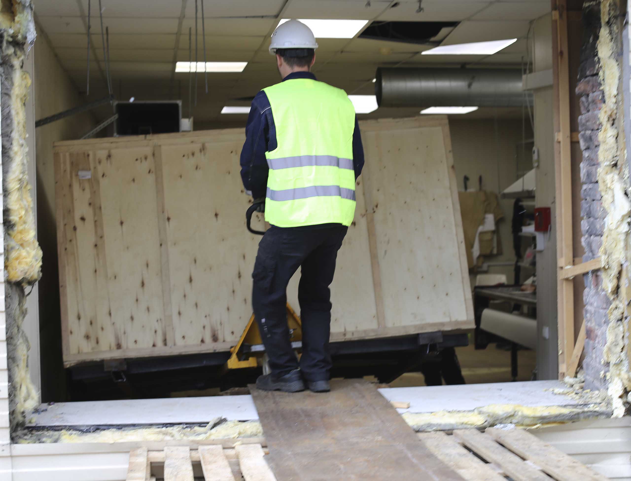 Фото Доставка с разгрузкой и подачей оборудования в технологический проем для типографии #37