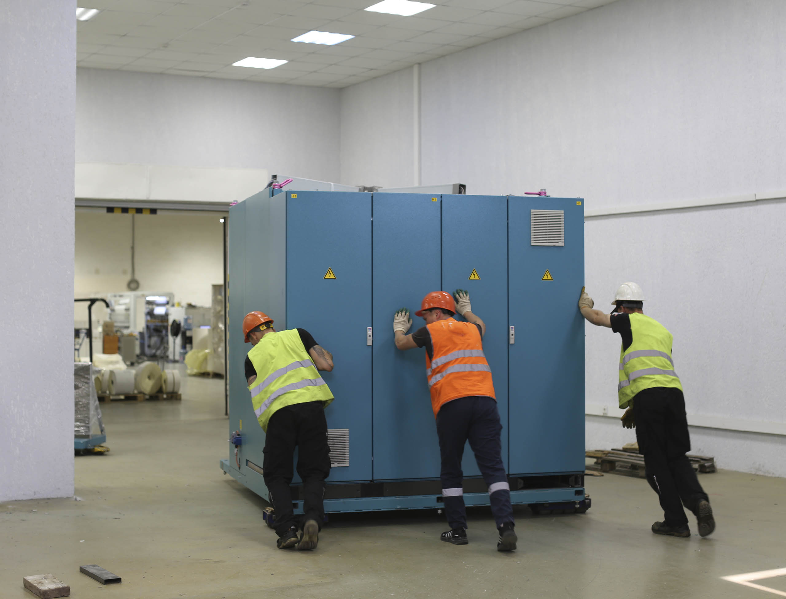 Перевозка оборудования с разборкой и упаковкой на новое место