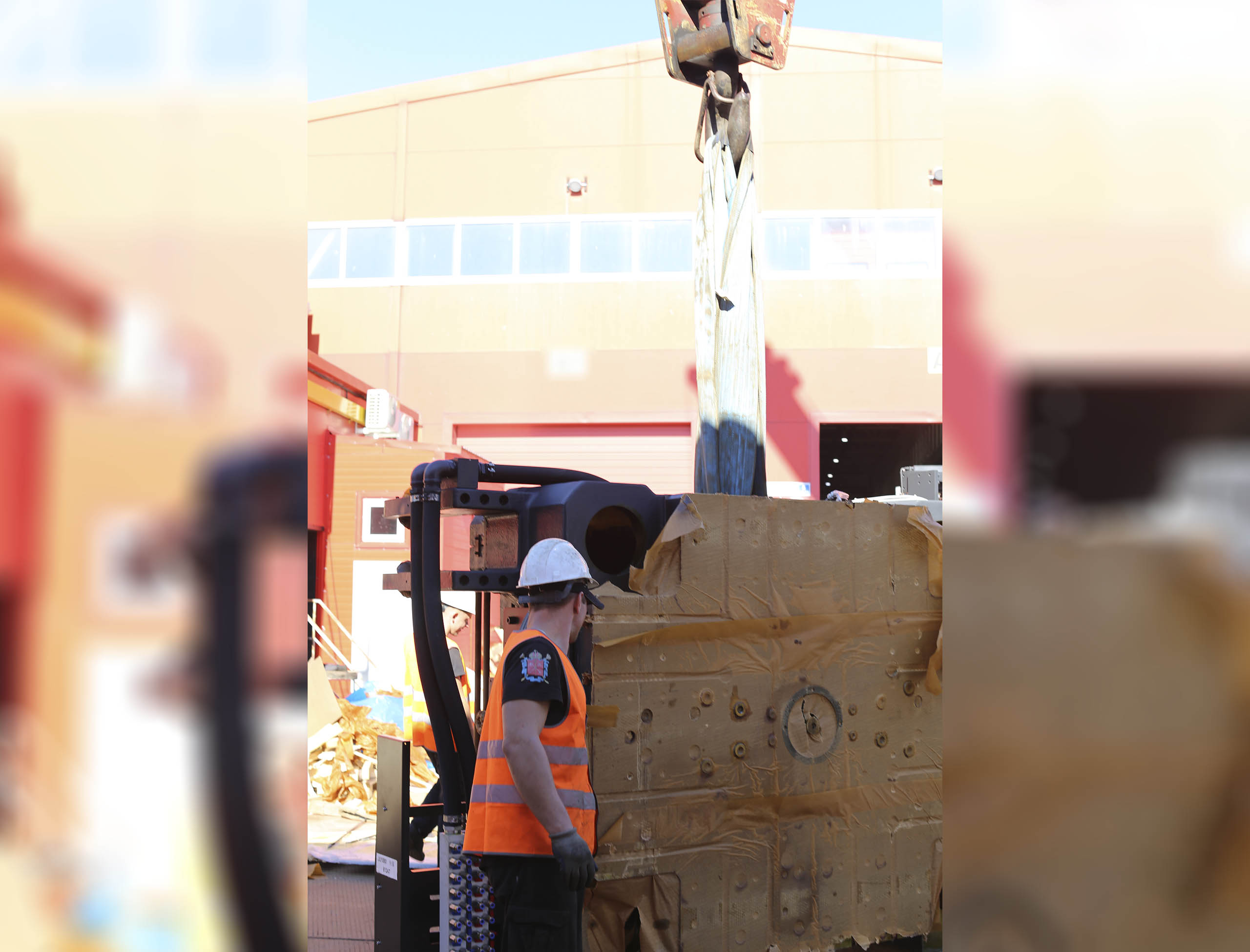 Фото Разгрузка контейнера с новым станком со сборкой и монтажом #35