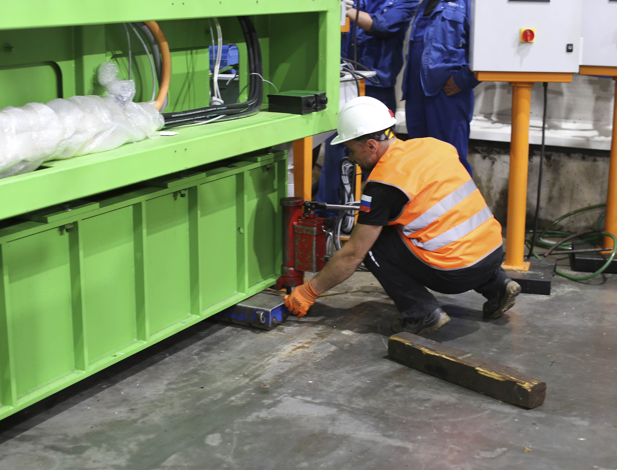 Фото Разгрузка контейнера с новым станком со сборкой и монтажом #36