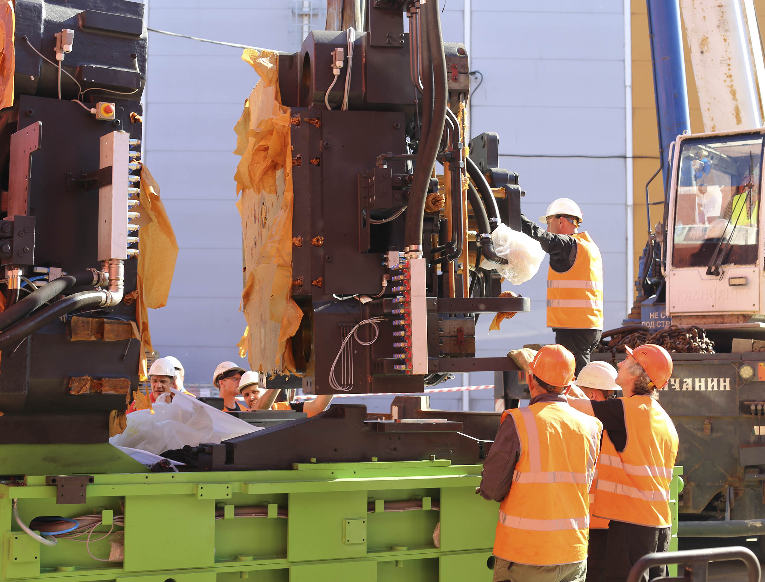 Фото Разгрузка контейнера с новым станком со сборкой и монтажом #121