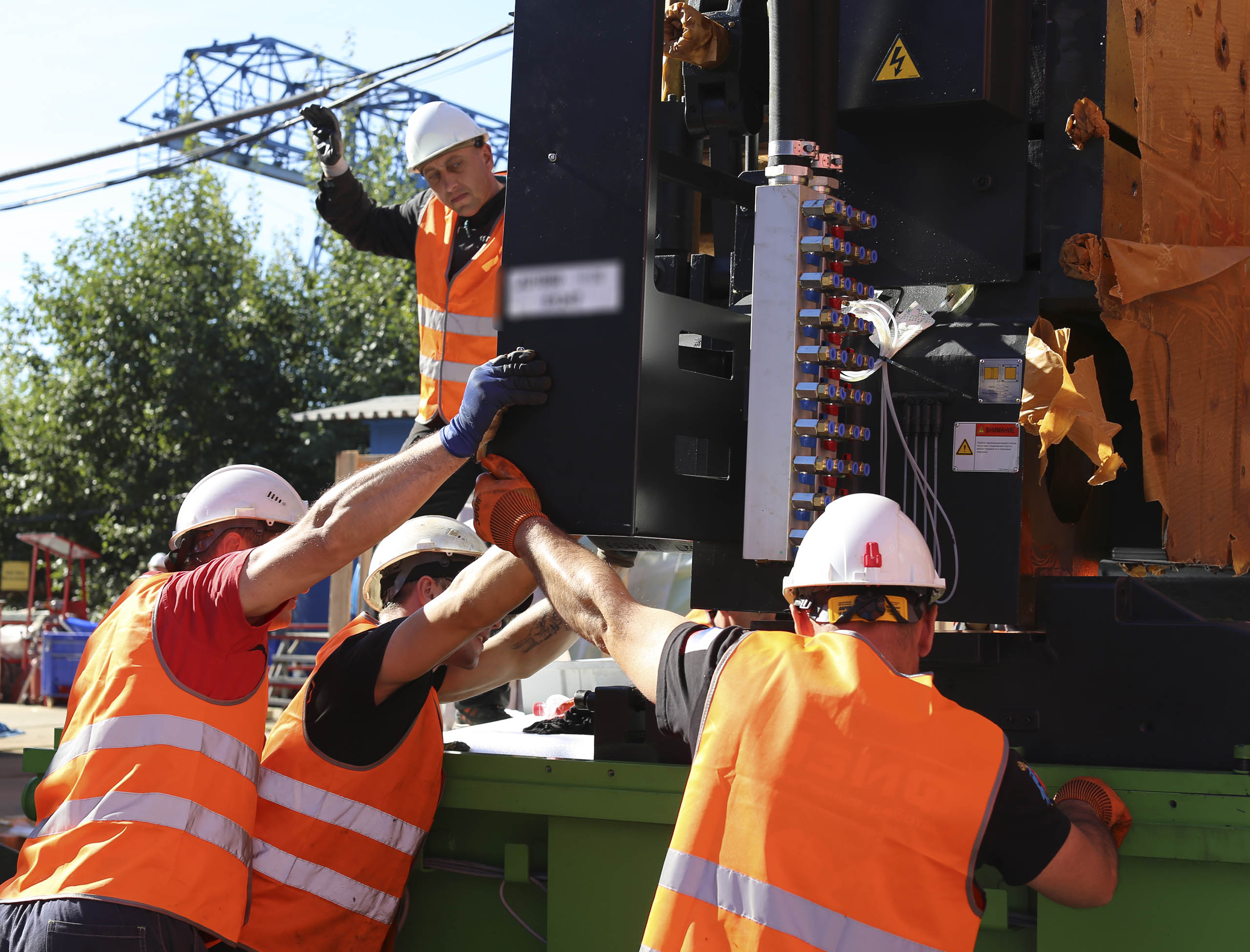 Фото Разгрузка контейнера с новым станком со сборкой и монтажом #125