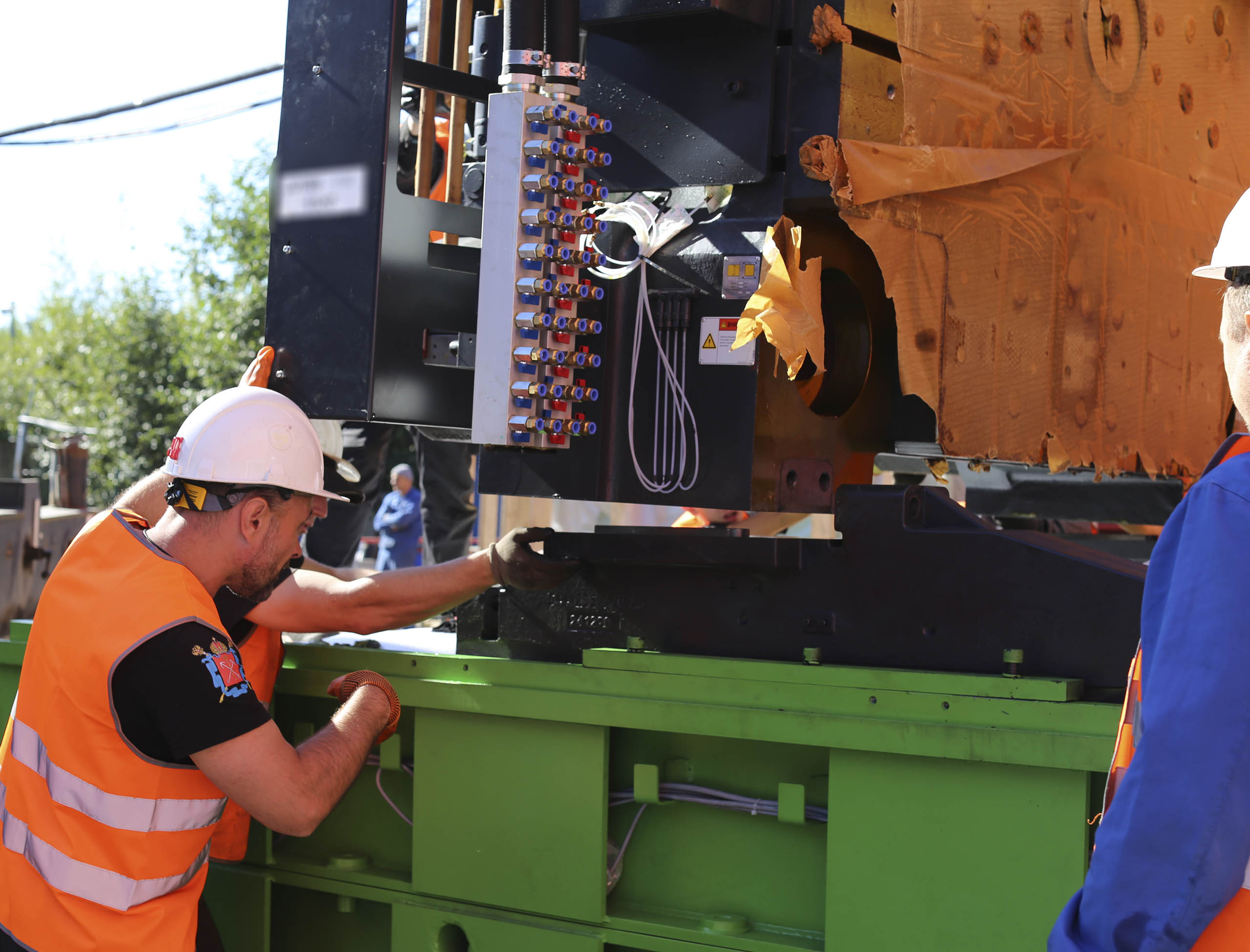 Фото Разгрузка контейнера с новым станком со сборкой и монтажом #126