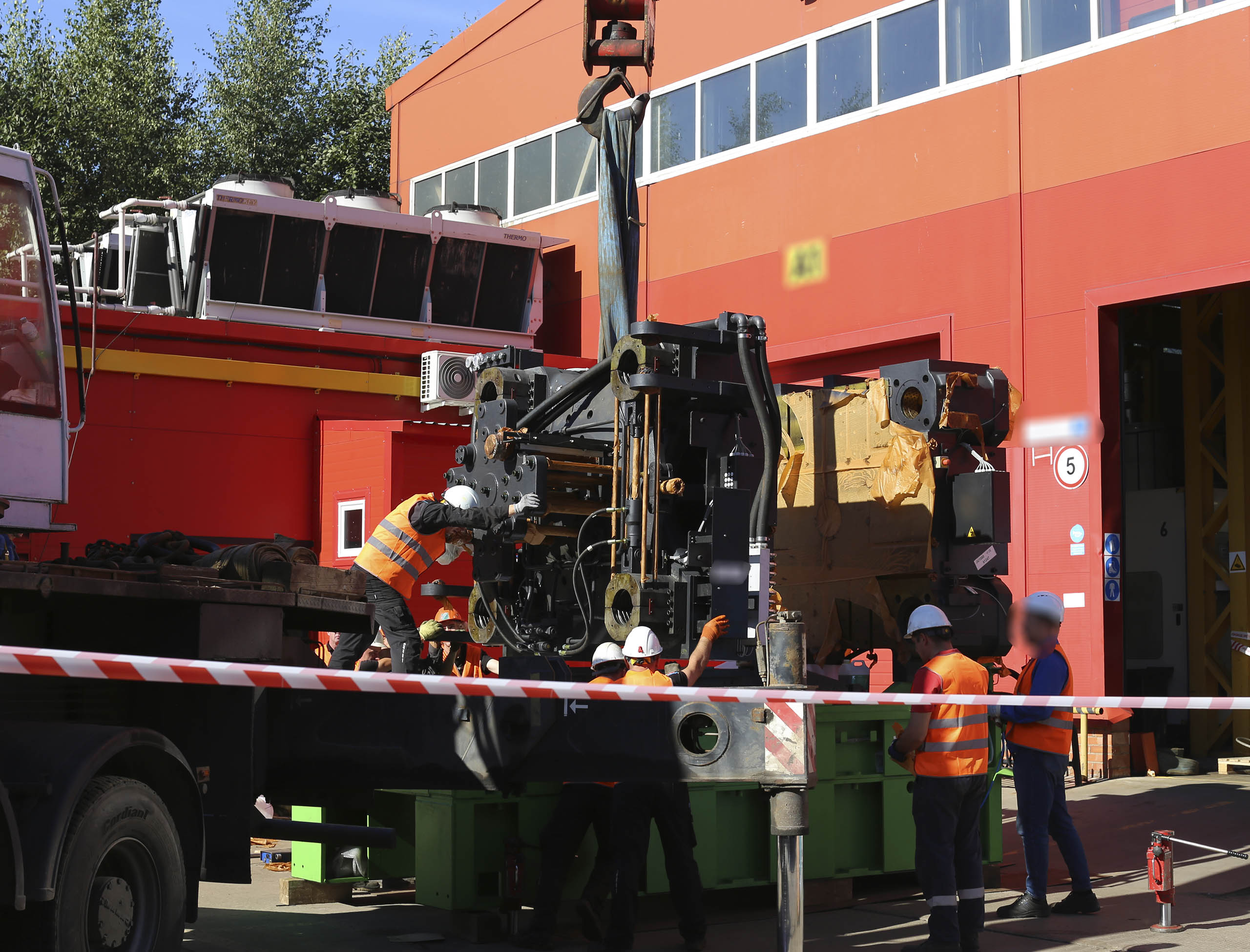 Фото Разгрузка контейнера с новым станком со сборкой и монтажом #128