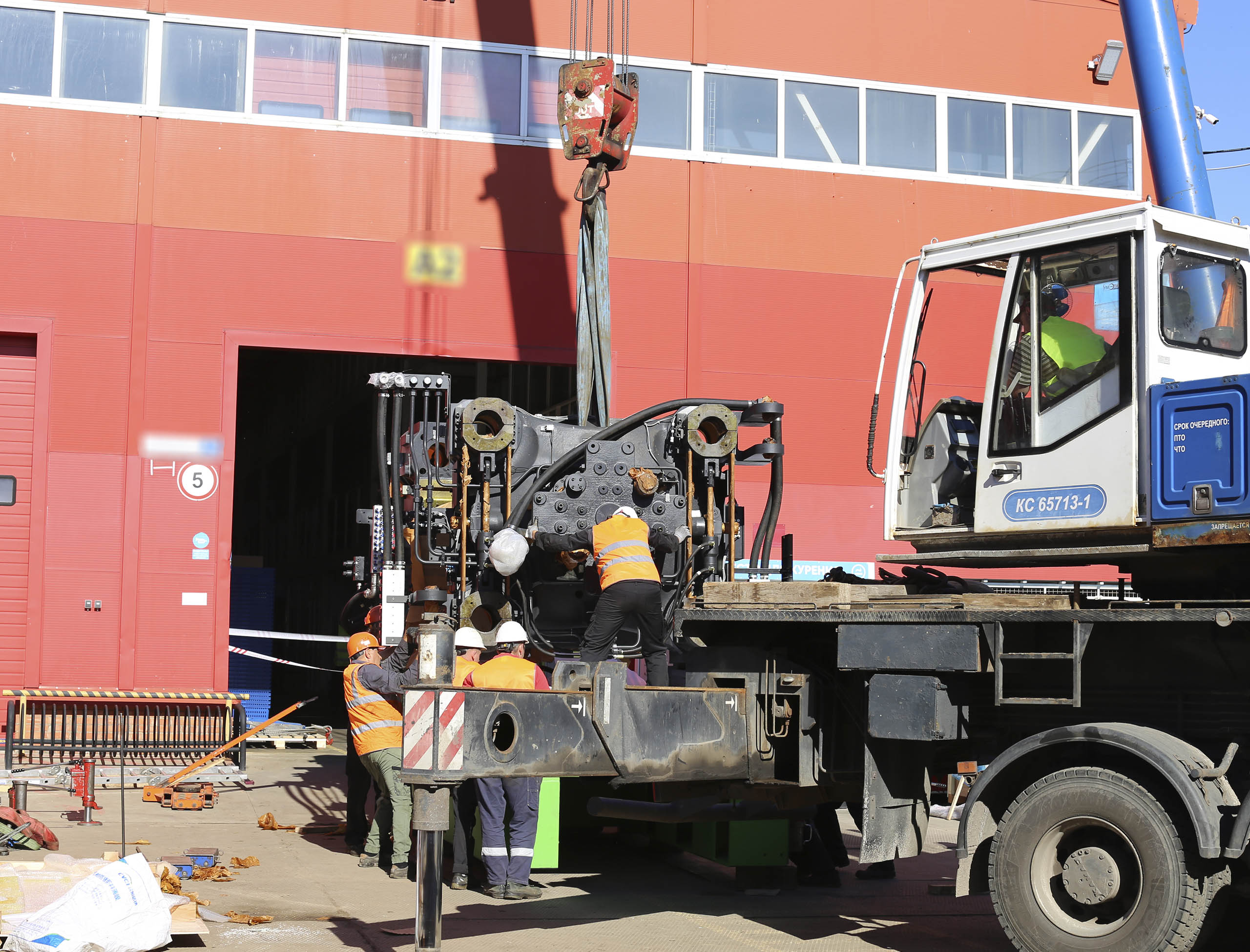Фото Разгрузка контейнера с новым станком со сборкой и монтажом #129