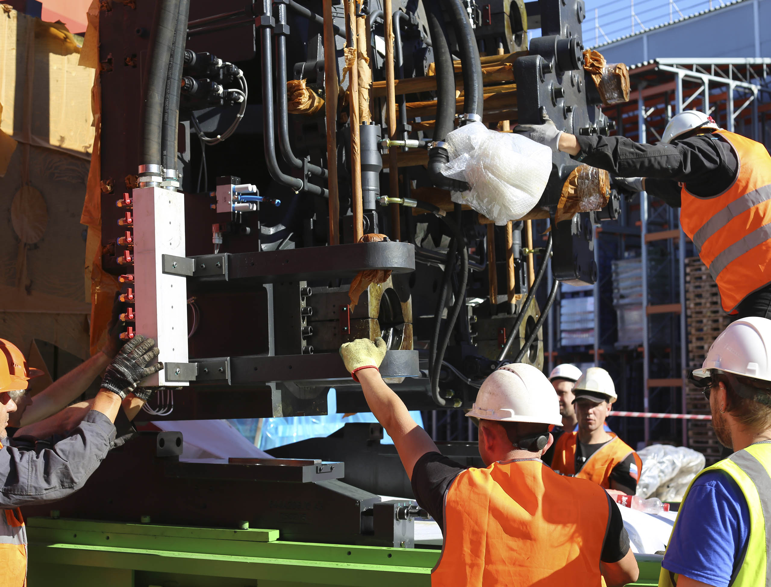 Фото Разгрузка контейнера с новым станком со сборкой и монтажом #131