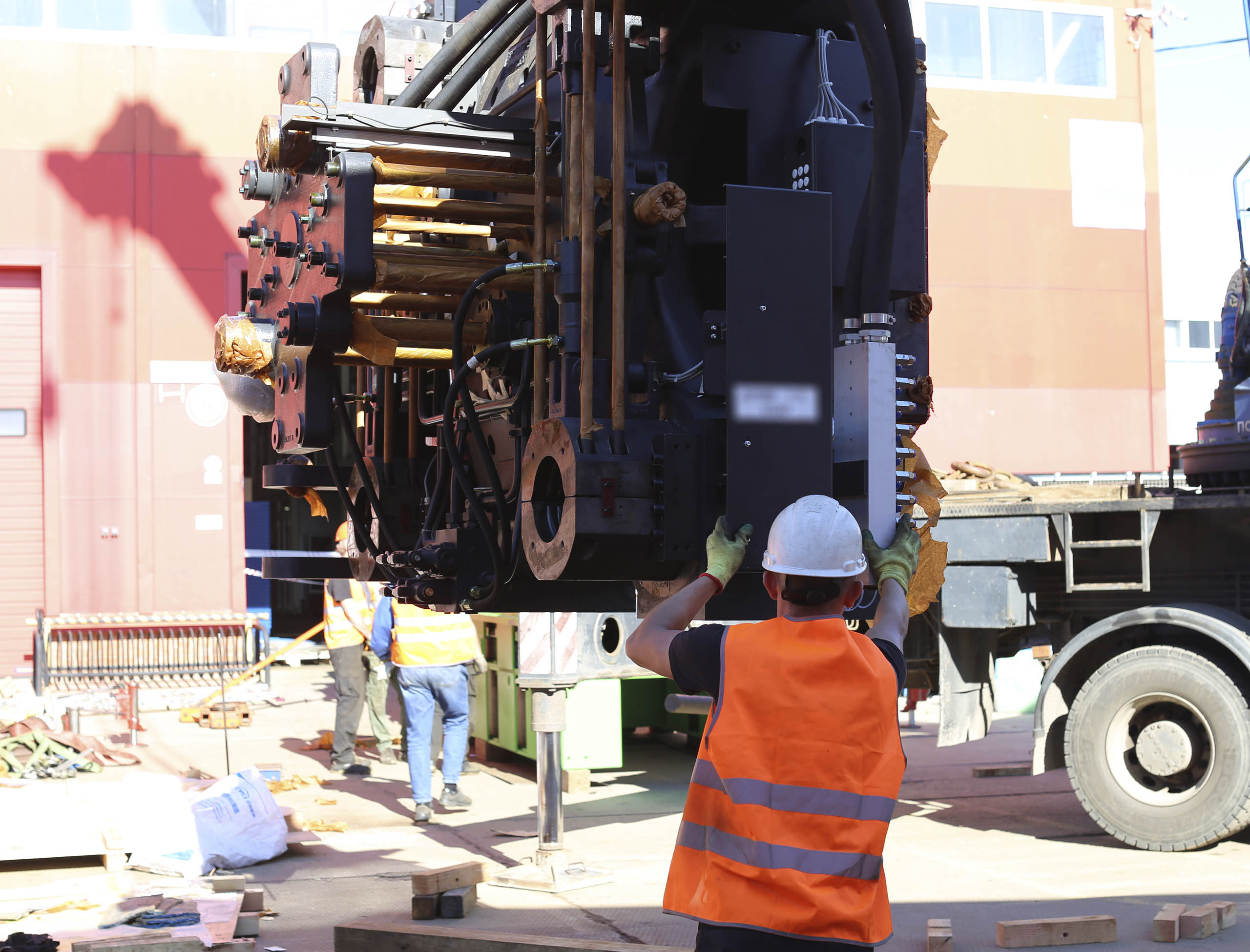 Фото Разгрузка контейнера с новым станком со сборкой и монтажом #137