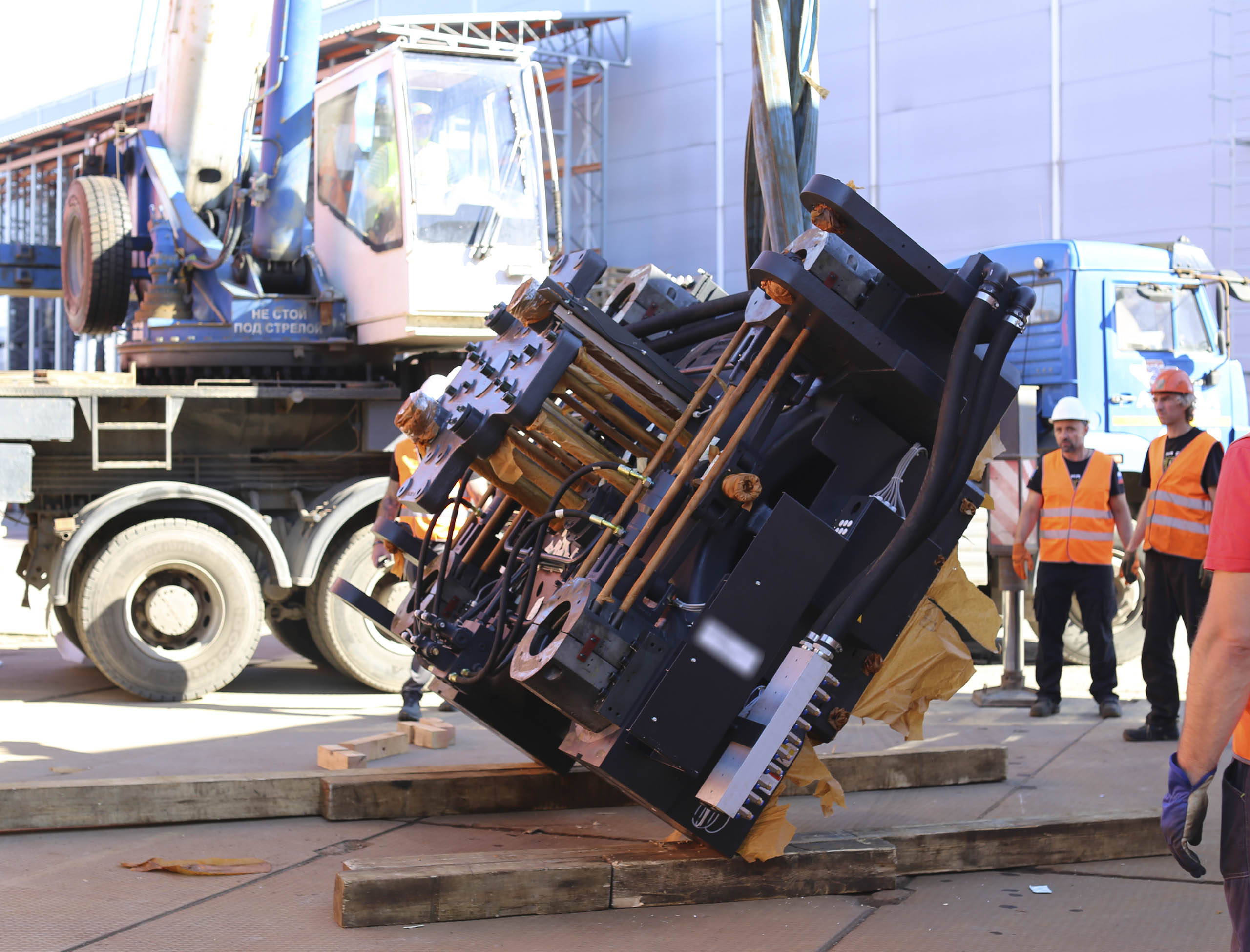 Фото Разгрузка контейнера с новым станком со сборкой и монтажом #139