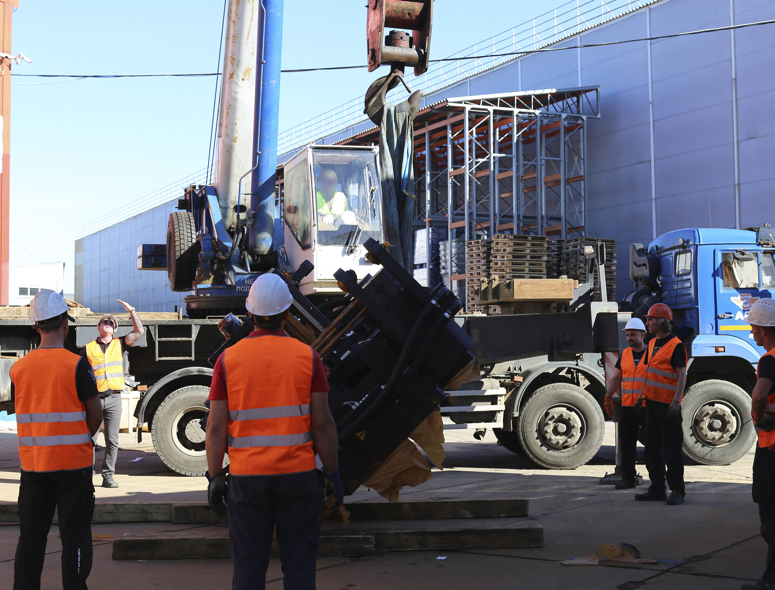 Фото Разгрузка контейнера с новым станком со сборкой и монтажом #140