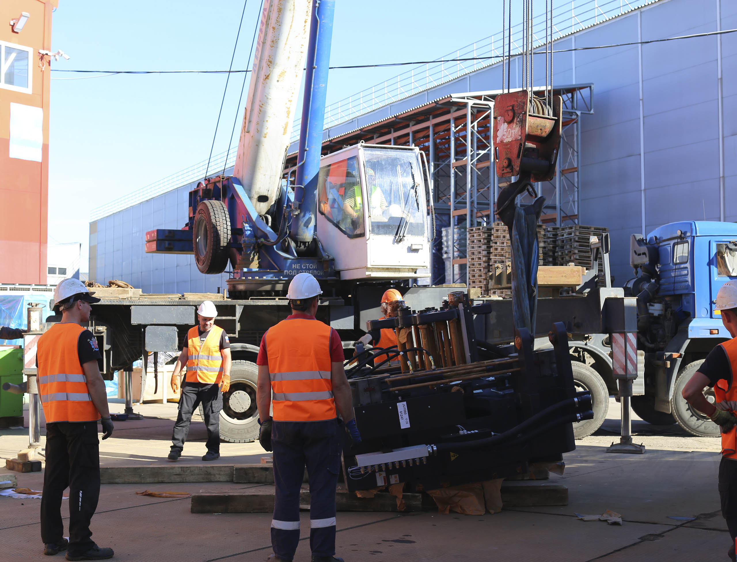 Фото Разгрузка контейнера с новым станком со сборкой и монтажом #142