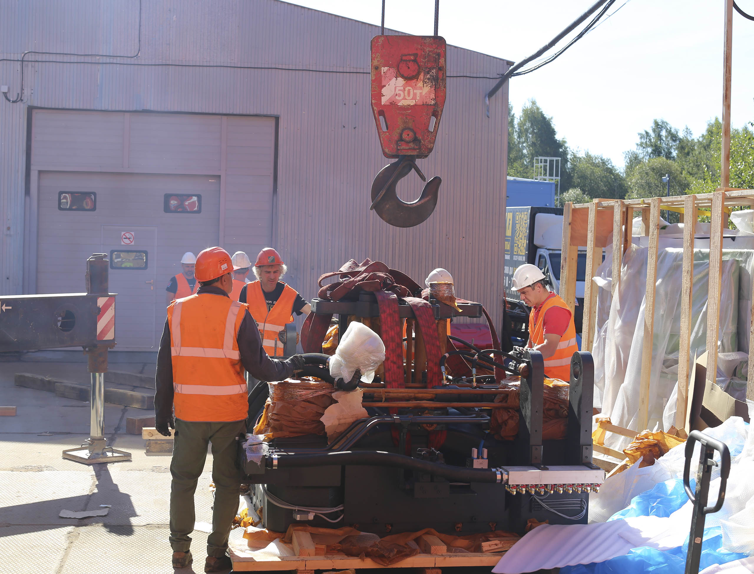 Фото Разгрузка контейнера с новым станком со сборкой и монтажом #151