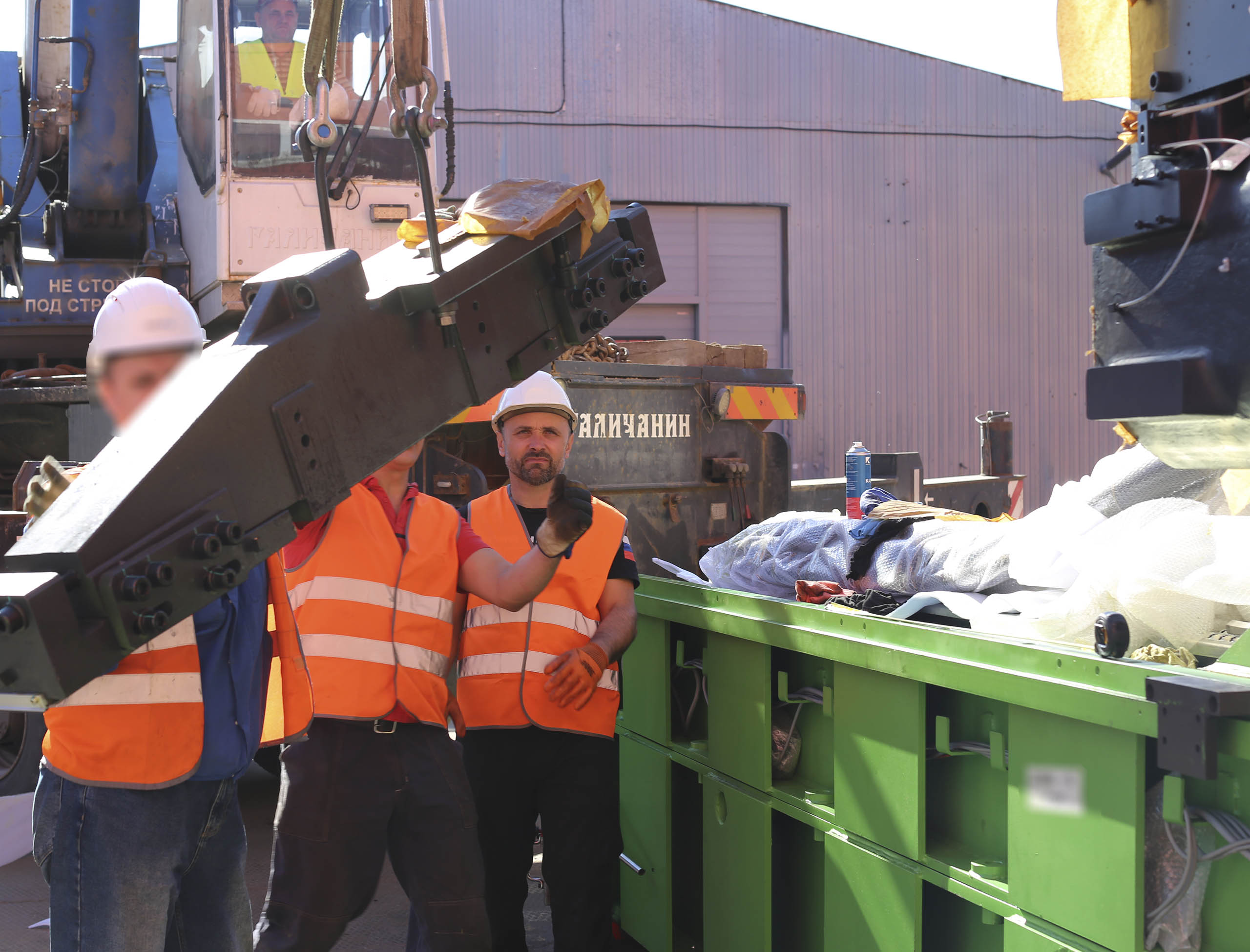 Фото Разгрузка контейнера с новым станком со сборкой и монтажом #157