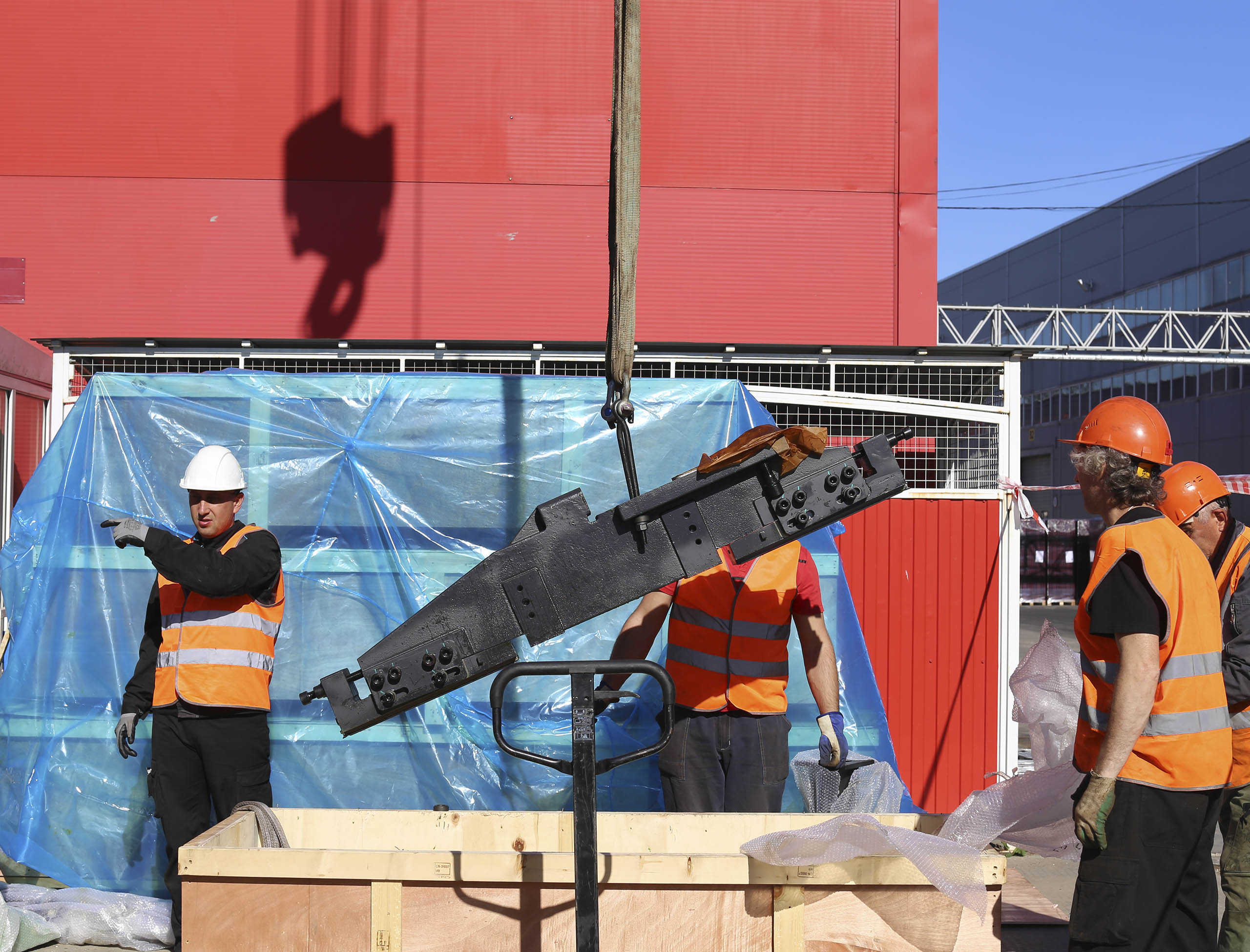 Фото Разгрузка контейнера с новым станком со сборкой и монтажом #159