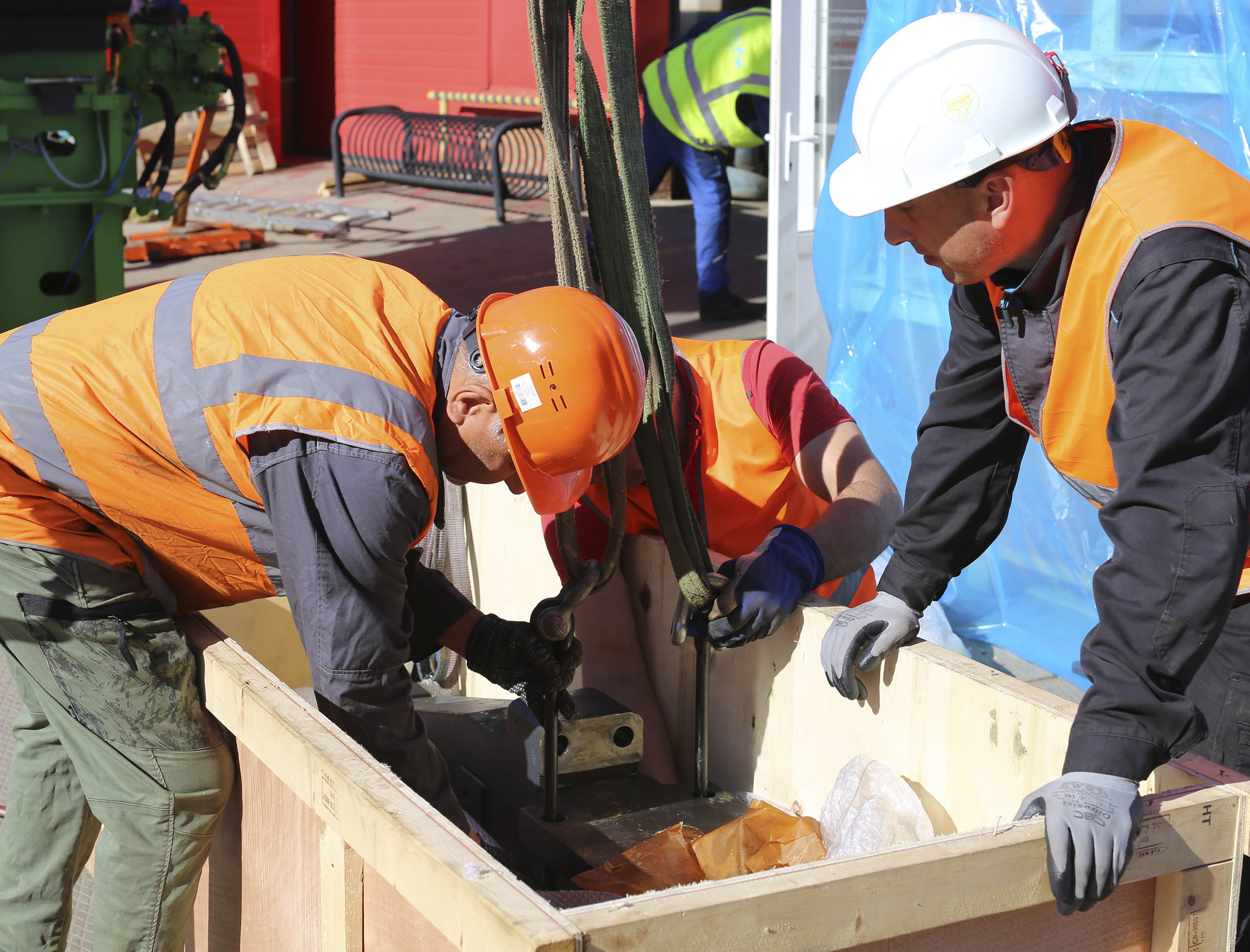 Фото Разгрузка контейнера с новым станком со сборкой и монтажом #161