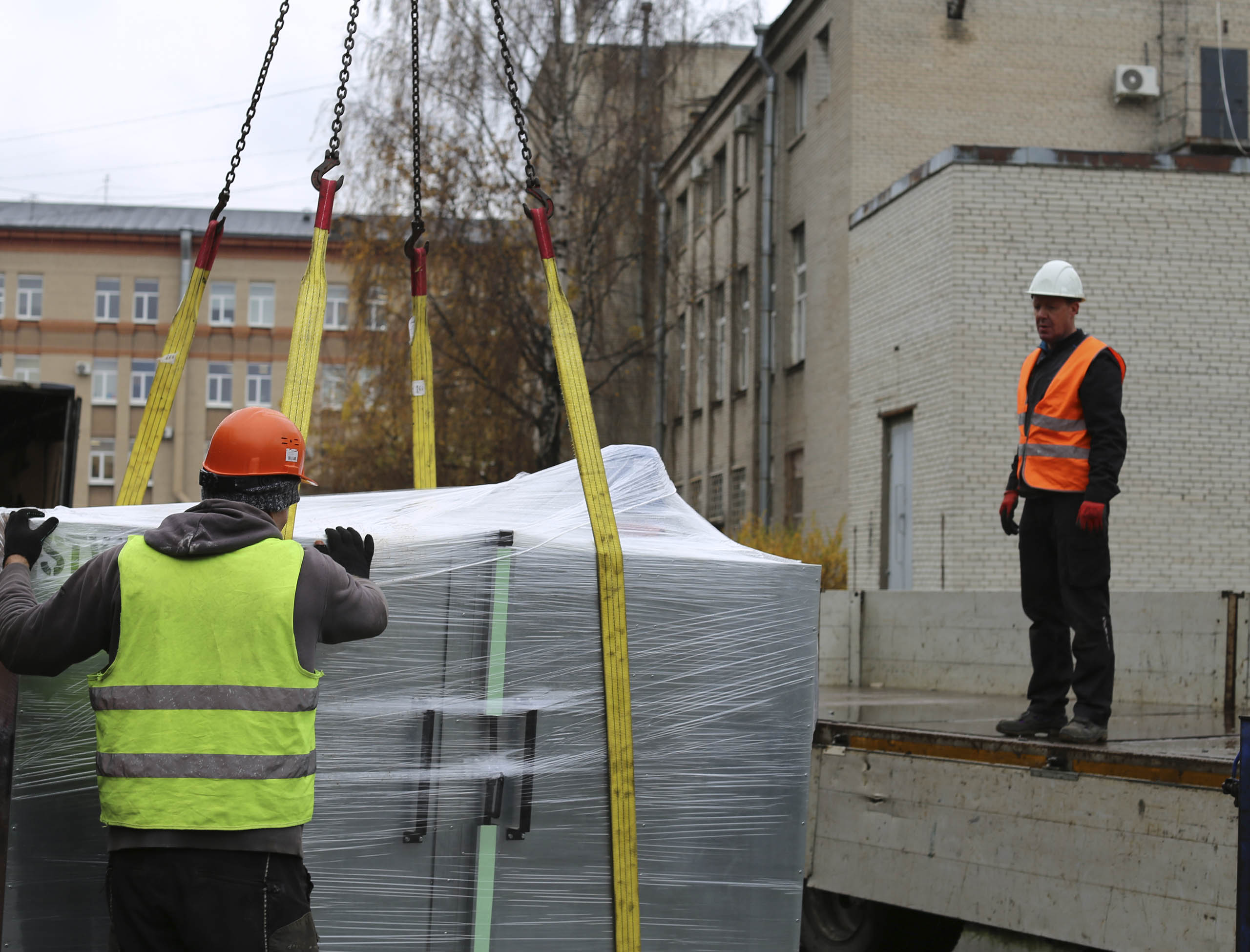 Перевозка оборудования из цеха с погрузкой, разгрузкой и защитной упаковкой