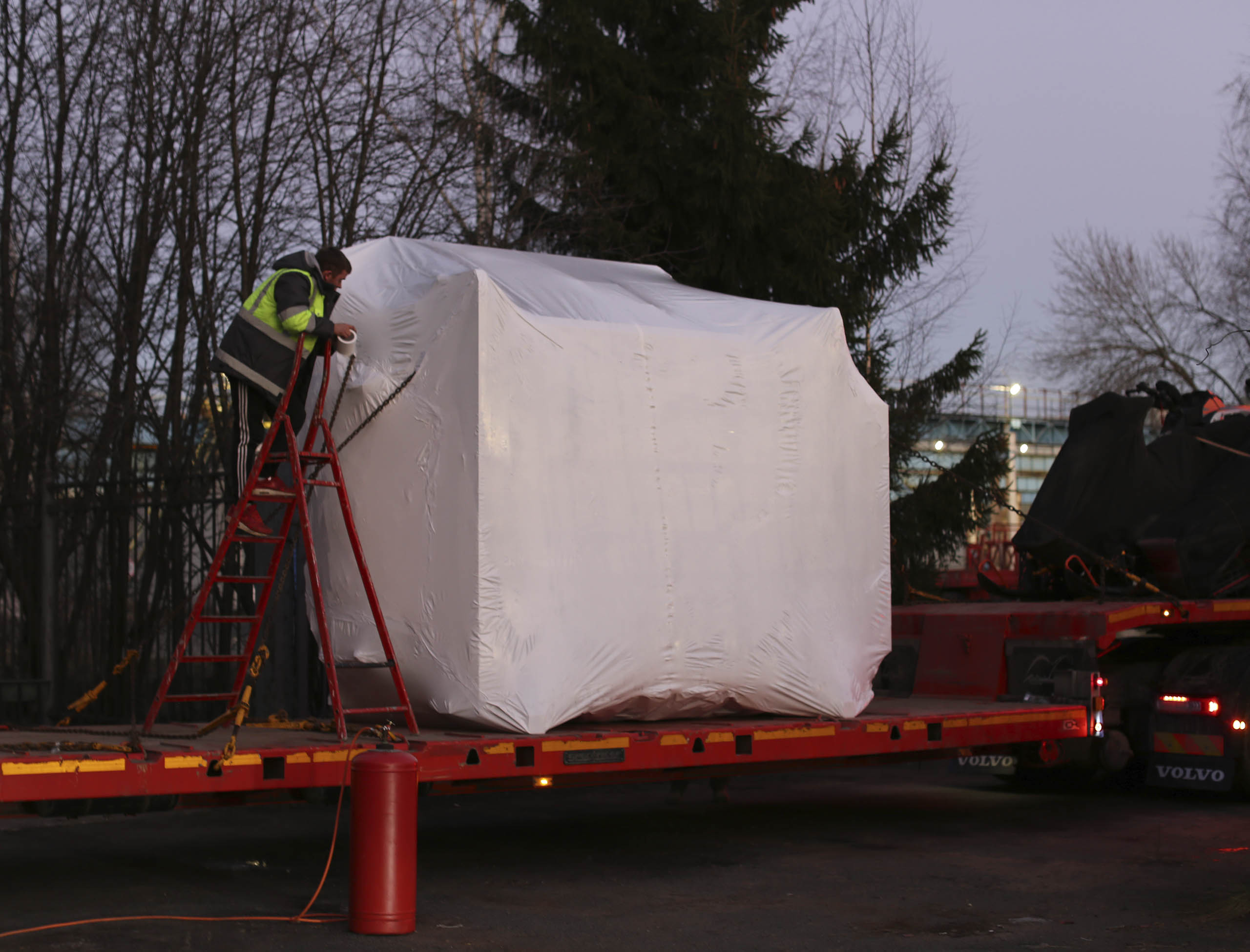 Упаковка тяжелого станка в термоусадочную пленку с погрузкой на трал