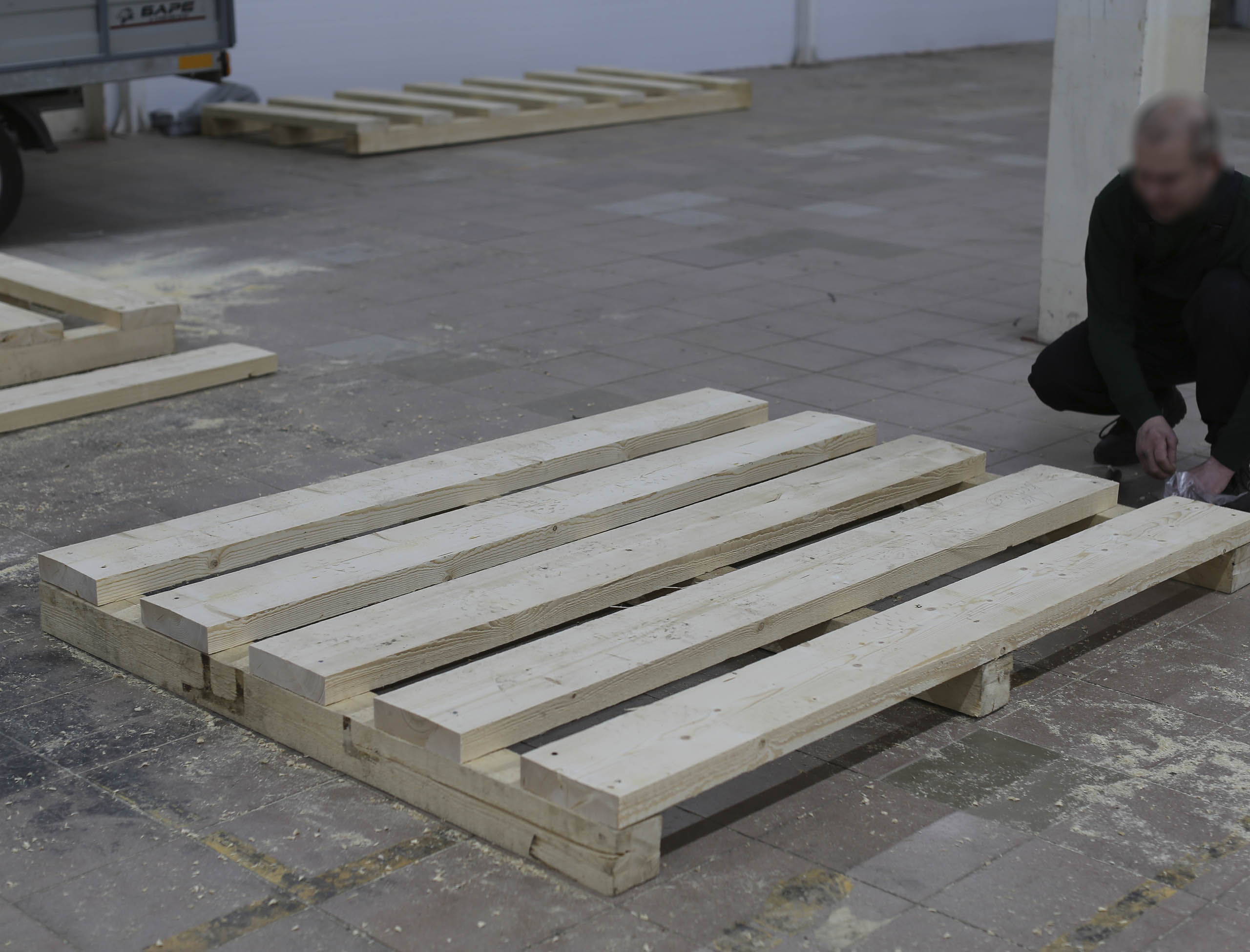 Упаковка оборудования в термоусадочную пленку и глухую обрешетку для перевозки