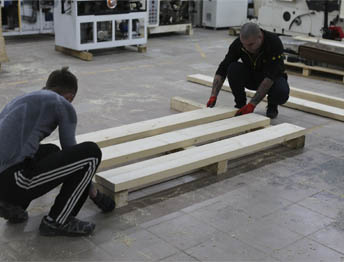 Фото Упаковка оборудования в термоусадочную пленку и изготовление жесткой глухой обрешетки #16